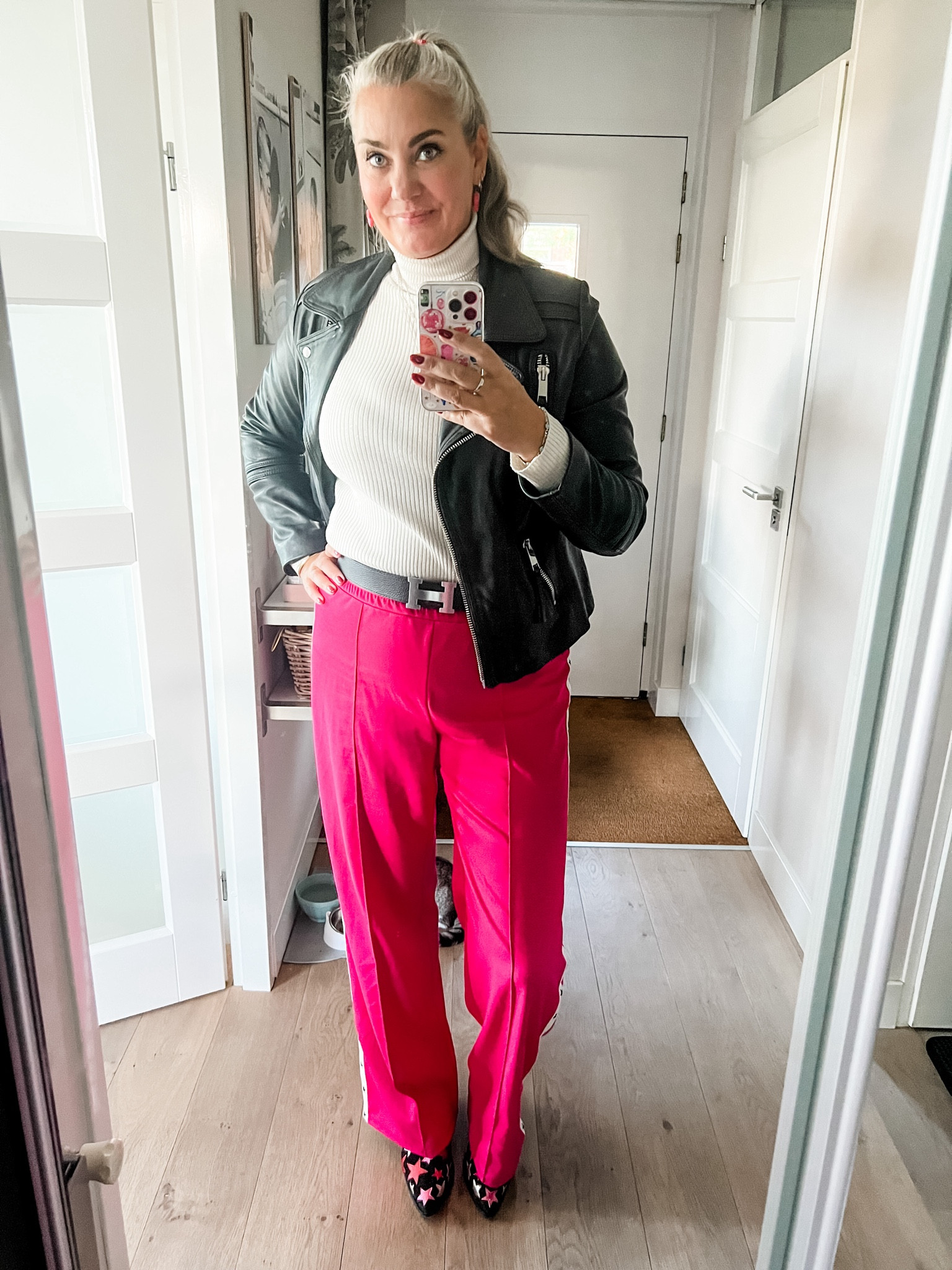 Ootd - Thursday. A beige turtleneck sweater, black leather jacket, layered necklaces, hot pink trousers, western boots and leather belt. 



#LTKautumn #LTKstyletip #LTKeurope