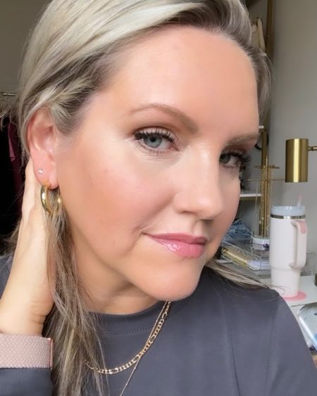My everyday make up
BB tinted primer in shade light 
Creaseless concealer in shade ‘light beige’
Lip liner and lip gloss in shade ‘rose’ 
Eyebrow pencil in shade ‘blonde'