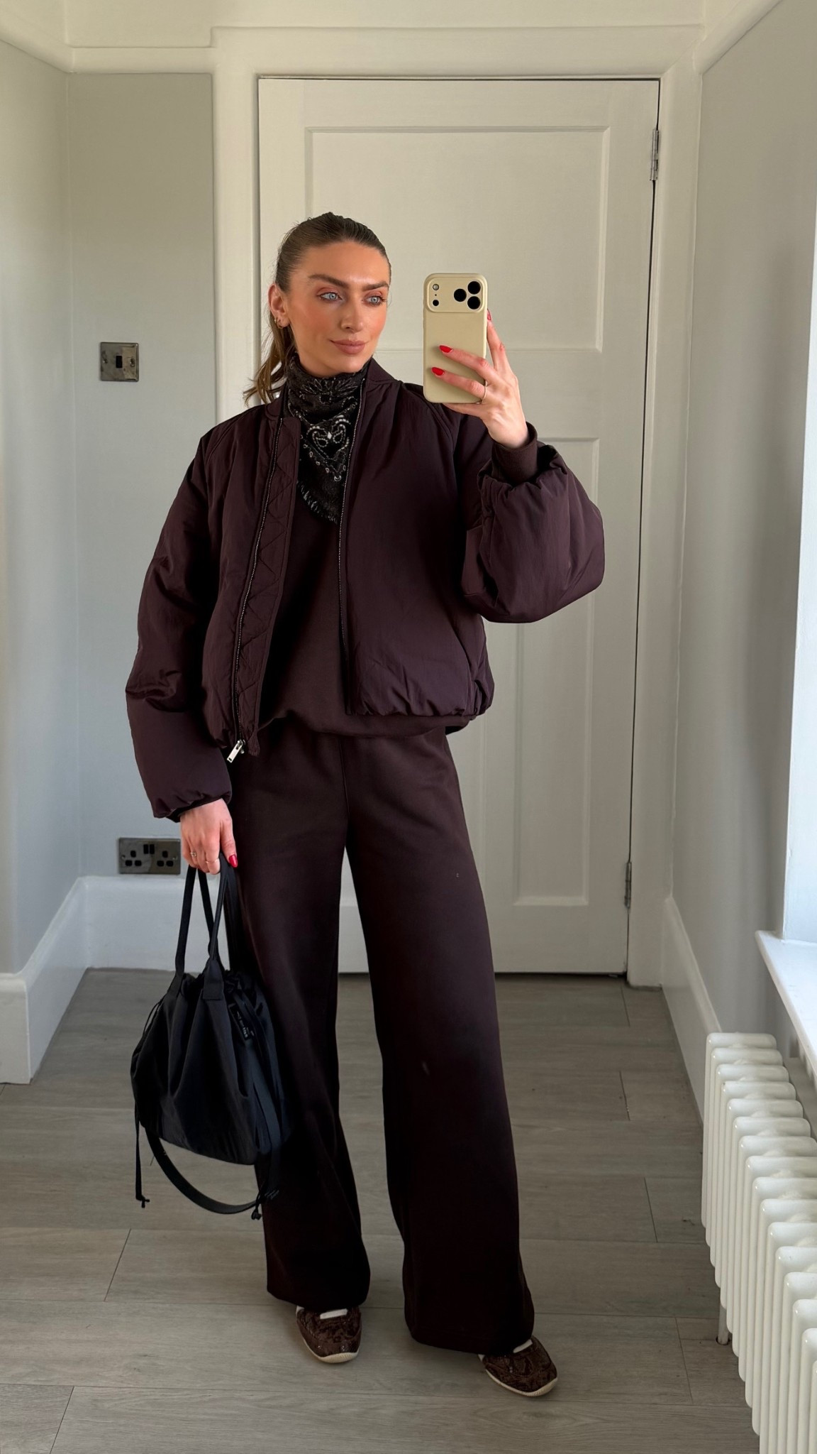 Comfy casual Saturday 
Arket bomber jacket 38
XS in the brown adidas joggers
XS in the brown adidas sweatshirt
I’m 5ft 6 
Uniqlo bag 