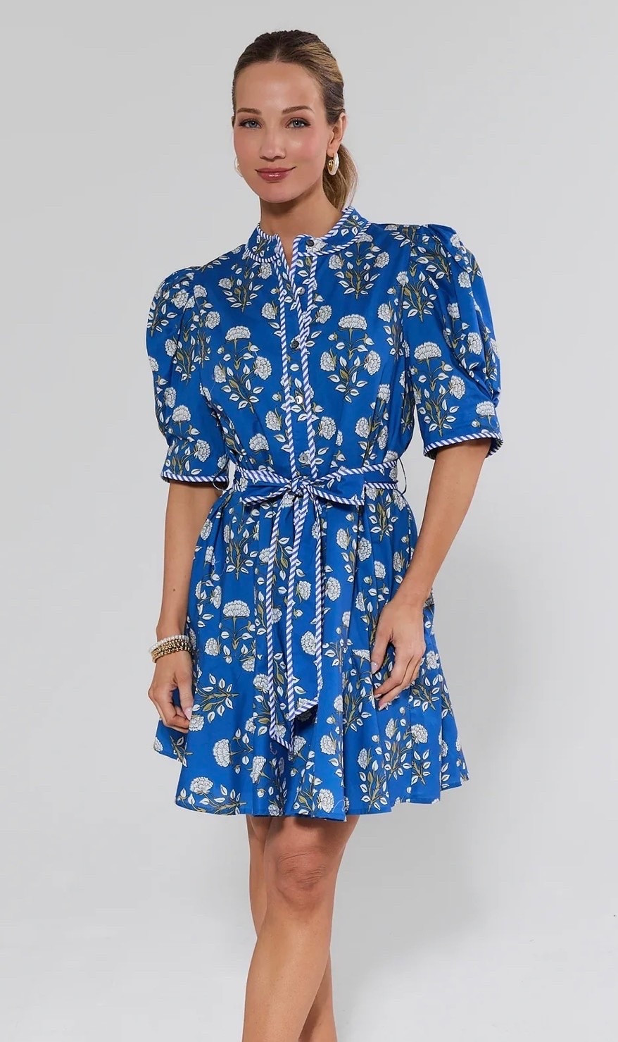 The prettiest dress for sunny days and special moments 💙🤍
This Avara blue and white floral dress is feminine, flattering, and effortlessly chic. The beautiful print and timeless silhouette make it perfect for brunch, vacations, showers, summer events, or anytime you want to feel a little extra put together. #avara #womensfashion #style