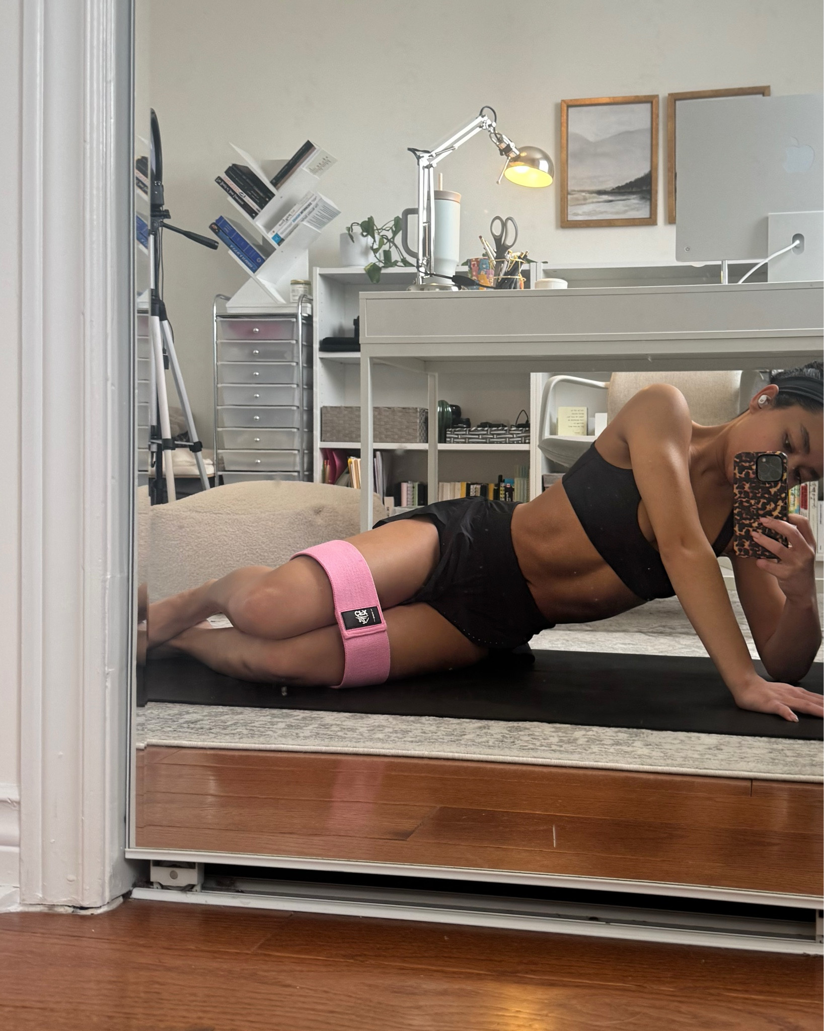 Home workout attire 🏋🏽‍♀️ These shorts are so breathable!

Sports bra: 2XS
Shorts: XXS

#LTKstyletip #LTKfitness