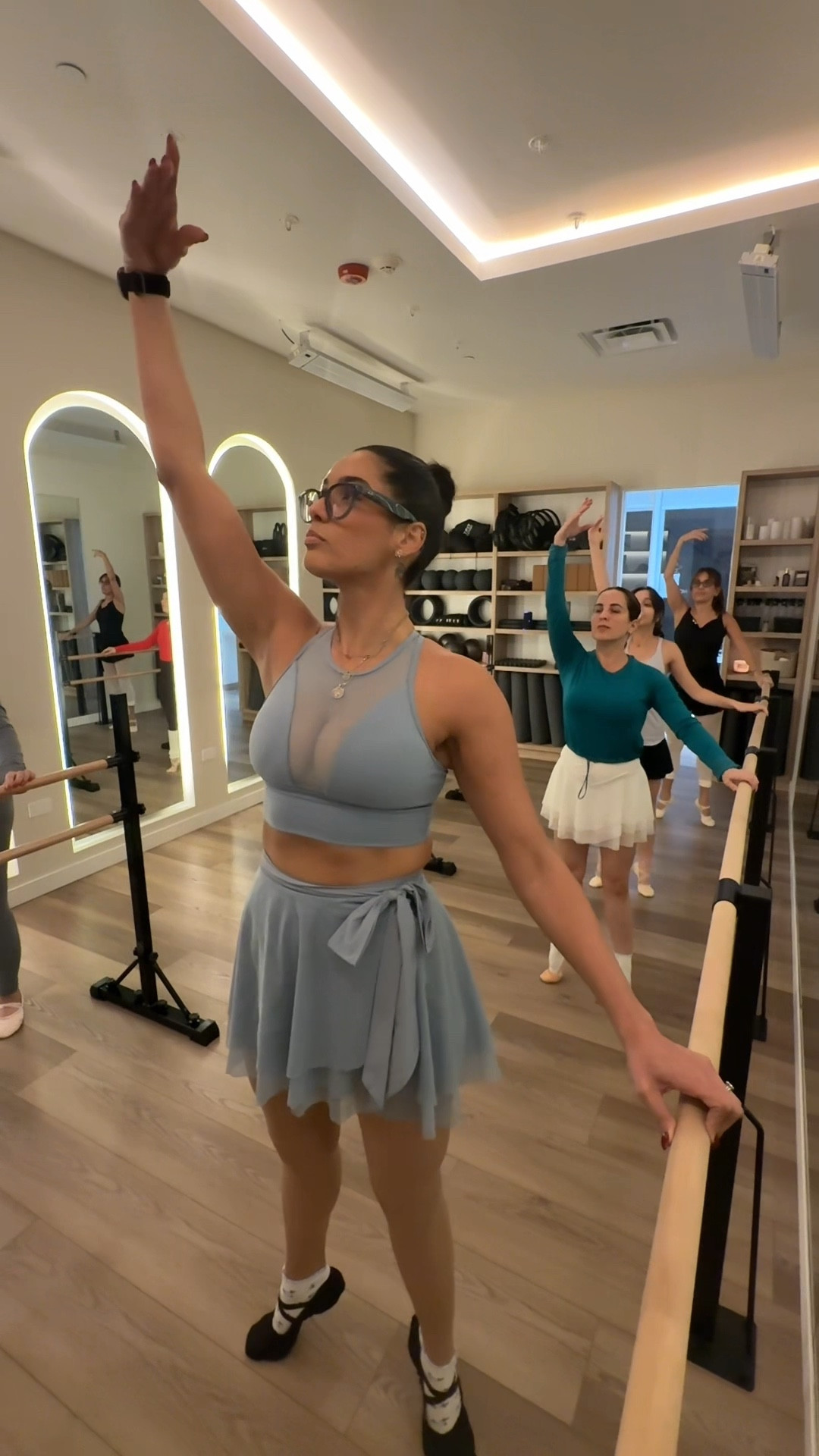 Este set de Popflex Active en Blue Storm es ballerina core puro. El Stellar Bra me hace sentir fuerte y femenina, y el Juliette Wrap Skort es perfecto para ballet: cómodo, flexible y con bolsillos escondidos.
Mi look favorito para moverme con confianza. 💙🩰✨

#LTKActive #LTKootd #LTKfitnessgoals