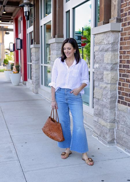 The most comfortable jeans you will ever wear… @frankandeileen for the win! 🙌🏻  They pair perfectly with their iconic Eileen linen button-up. I love the bust-flattering button placement, and it has such a nice and easy relaxed fit. See more at www.jolynneshane.com  