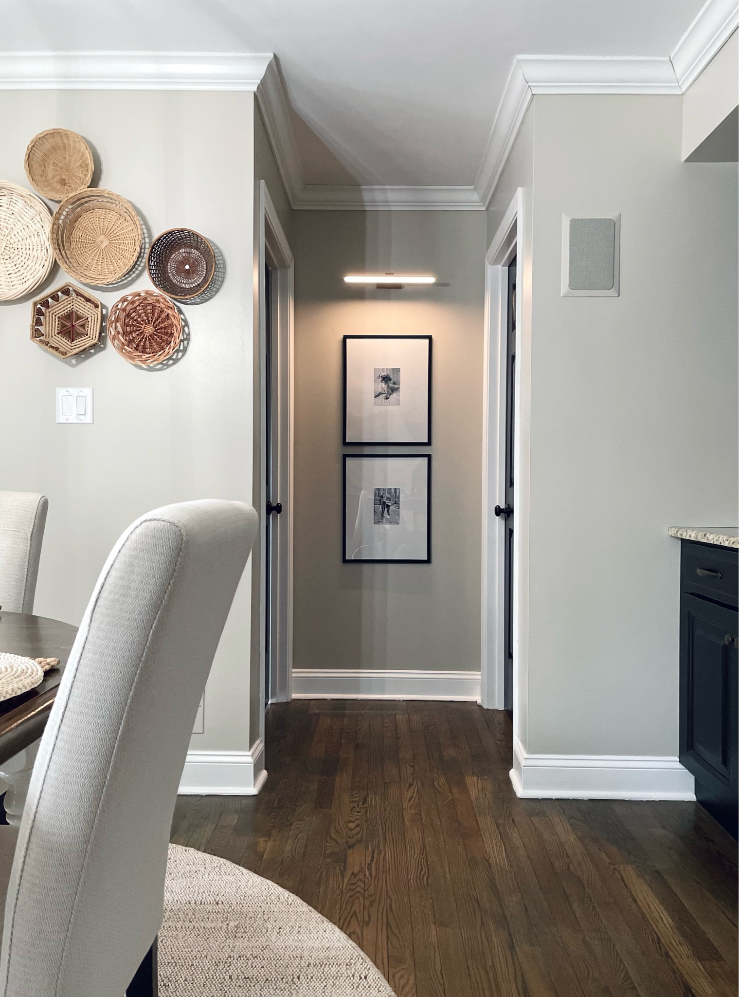 Gallery wall frames with remote control, dimmable light ✨

To get this look: 
Cut white poster board to size and tape the photos on 



#LTKhome