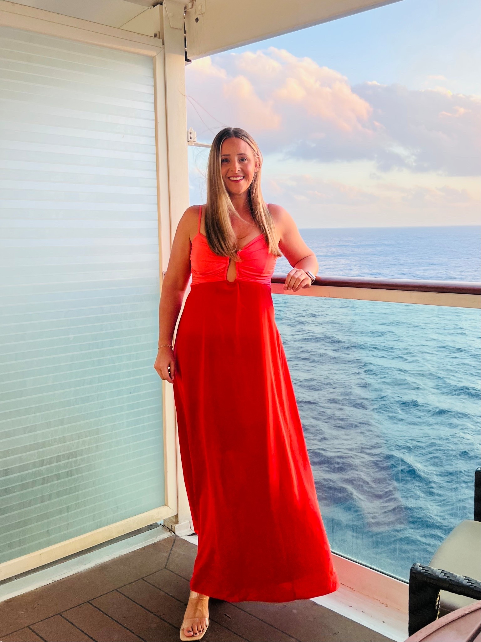 Ooooh this dress 😍😍 I had my eye on it for so long and knew I had to have it. It’s just as good as I knew it would. Highly recommend  