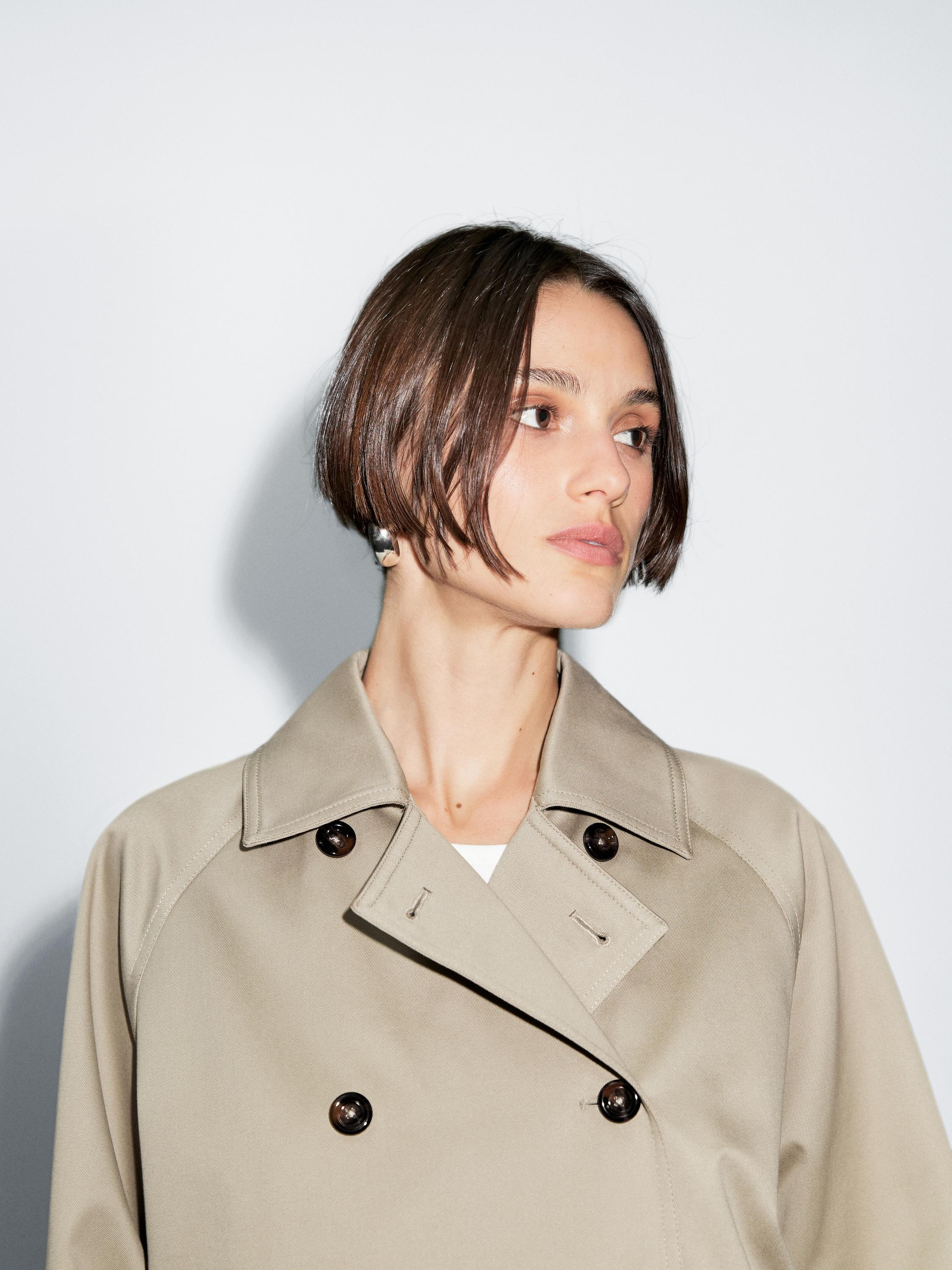 Short trench coat with button detail on the collar | Massimo Dutti UK