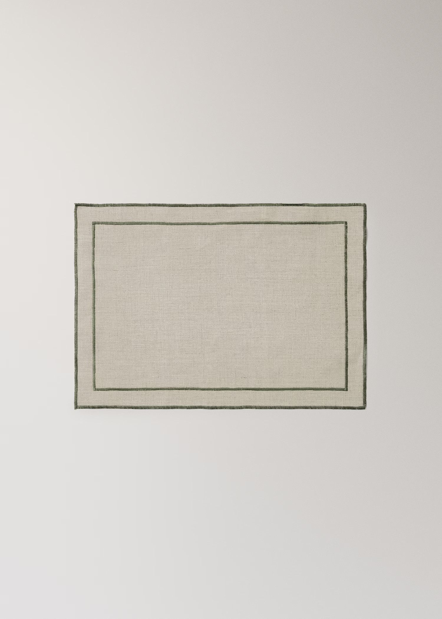 100% linen placemat with contrasting overlock stitching | Mango (US/MX/AU)