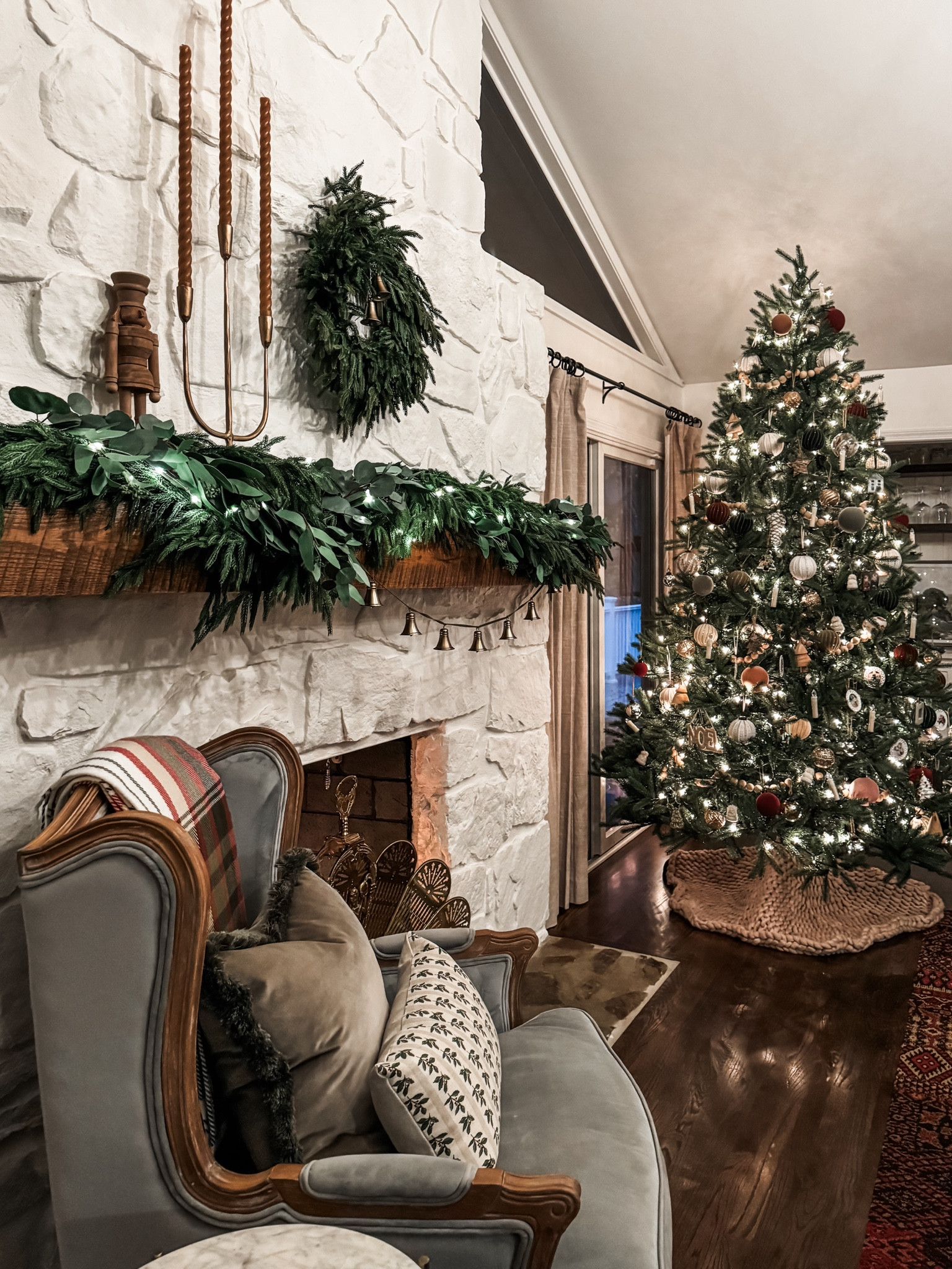 Cozy Christmas decor  

#christmastree #treeskirt #garland #wreath #christmasdecor #wreath

#LTKHoliday #LTKHome #LTKSeasonal