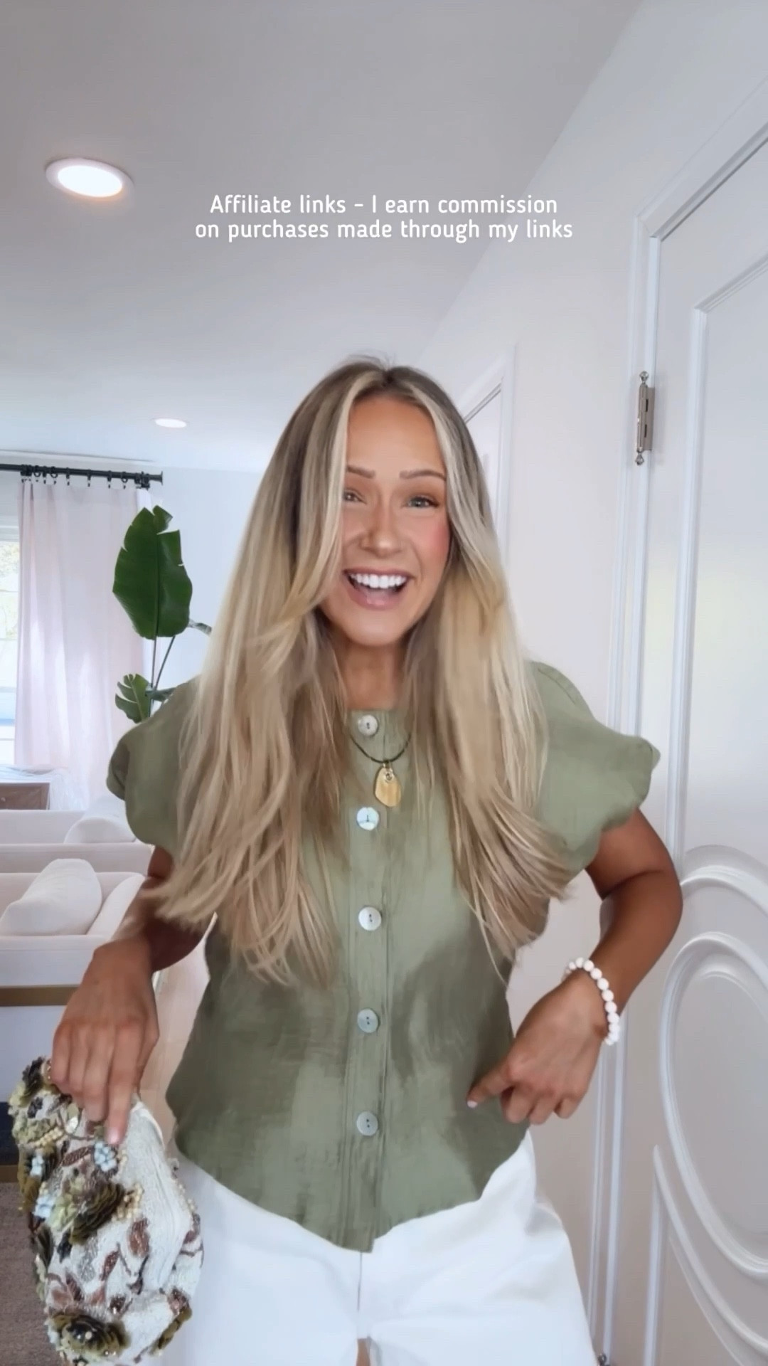 Affiliate links - I earn commission on purchases made through my links | Zara spring outfit 
Zara top
Zara jeans
Zara bag 