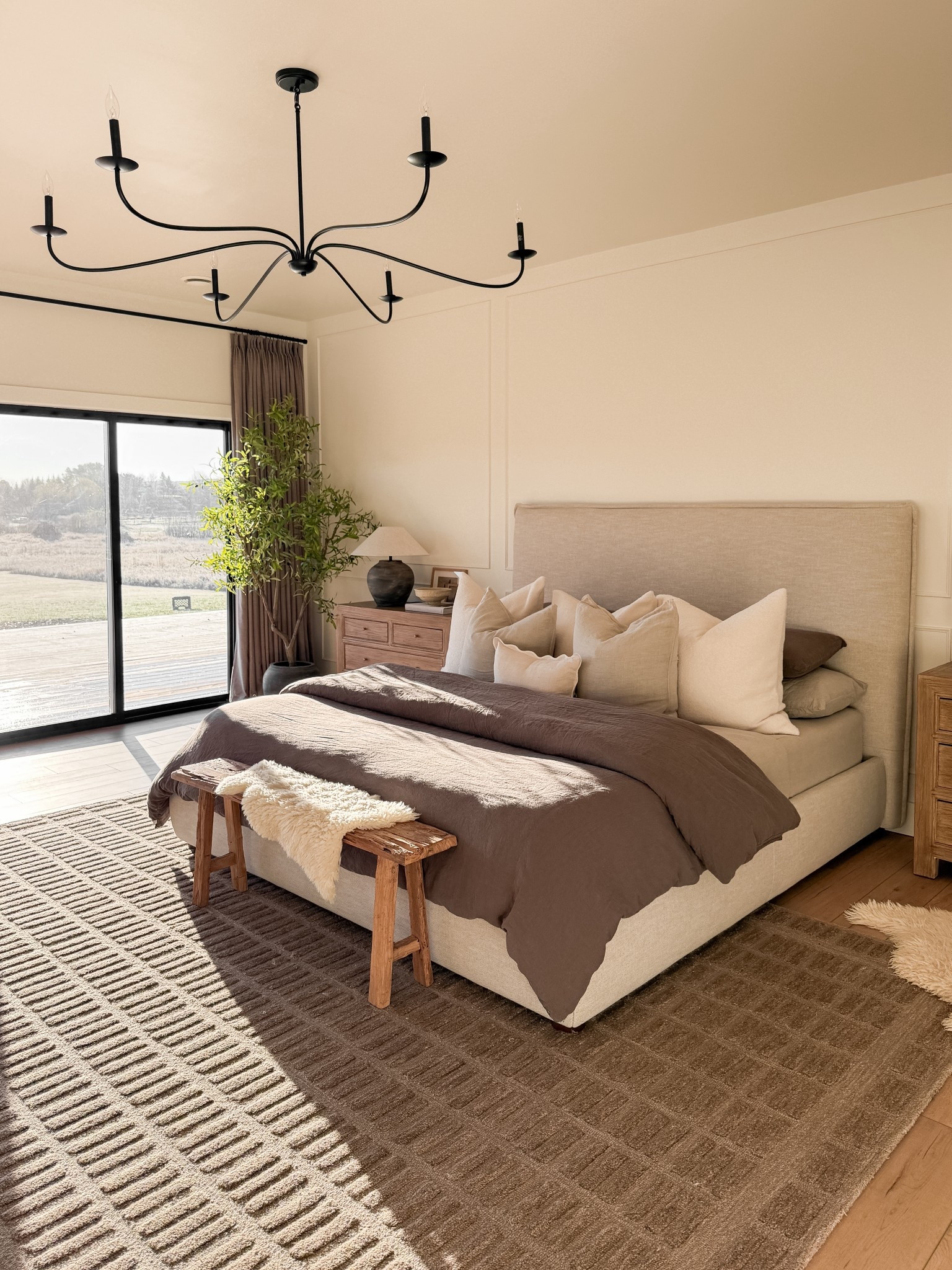 This bed frame is one of my favorite pieces 🤎
It’s on sale right now — I have the 54” headboard in wheat basket weave, and it adds the perfect earthy texture.