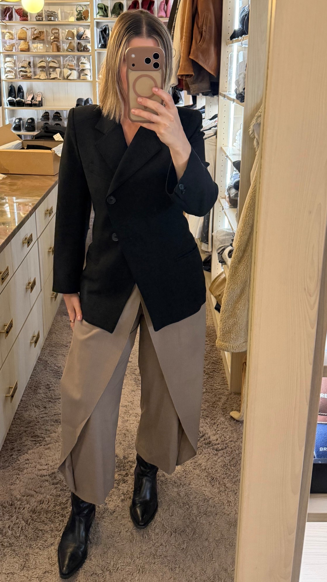 Pants are Zara (can’t link them here 🤍).
These boots? On repeat. I wear them basically daily — no shame.
Blazer is older, but a forever classic you’ll have in your closet for years.