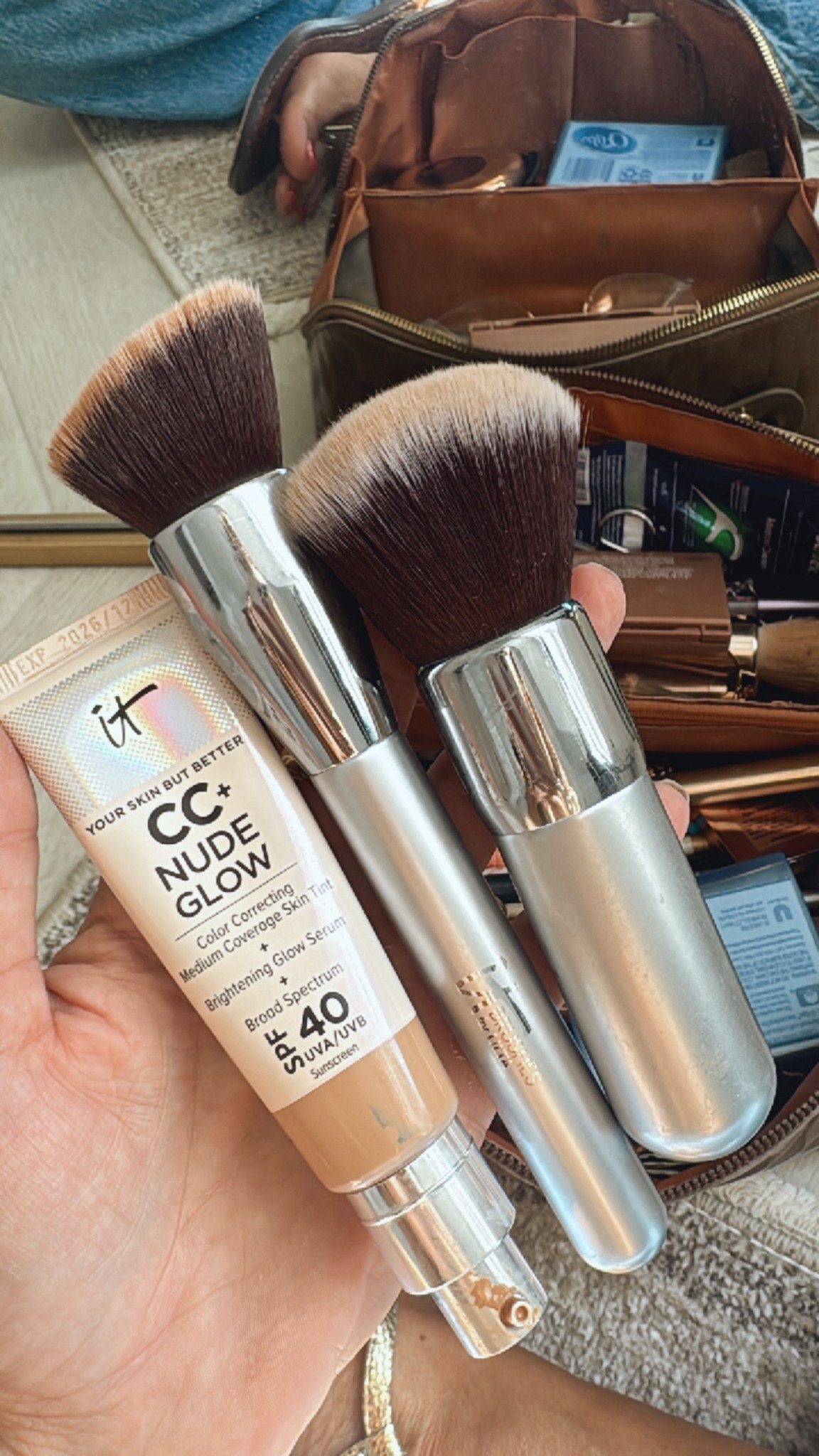 The foundation I’ve been wearing on repeat for the last two months plus these delicious applicators. As I’ve gotten old realized that a good brush can make all the difference. These two are my favorite. The long one is for foundation application. The shorter one is for bronzer or powder. 

#itcosmetics #beauty #foundation #makeupbrushes