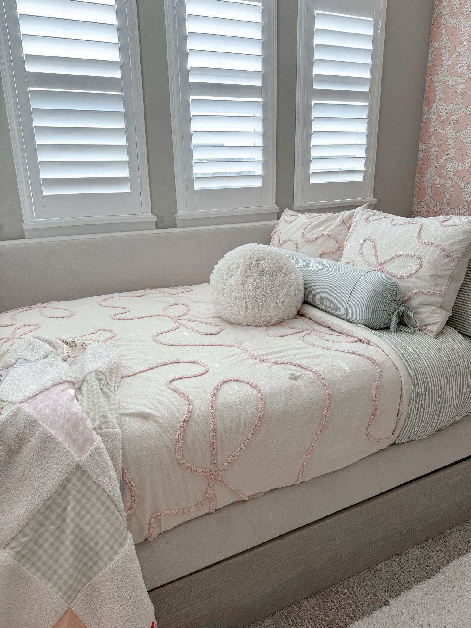 Now comforter 🎀 so soft and great quality! Available in 3 colors 

#LTKFamily #LTKKids #LTKHome