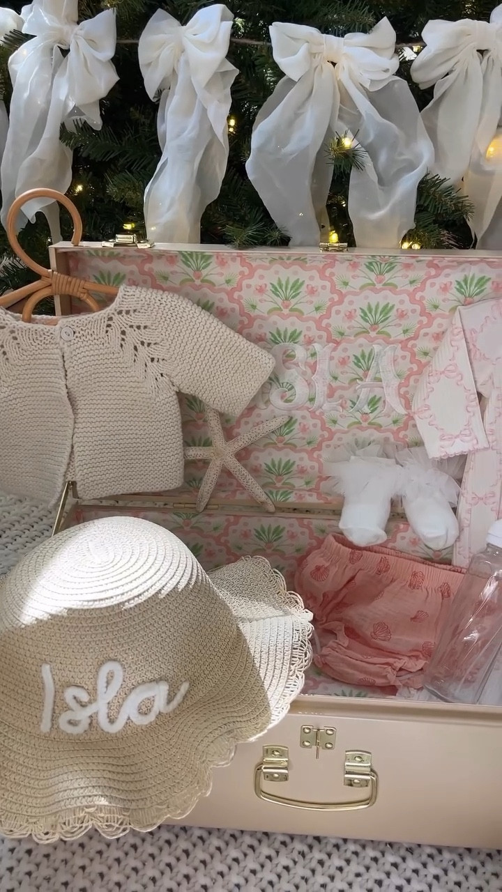 Baby Girl’s Name Reveal with @petitekeep 🫶🏼…..

We can’t wait to meet you sweet ISLA 
pronounced EYE-LUH & definition is an island 🏝️ 

say TRUNK for the 🔗

I was so excited to announce her name with one of Petite Keep’s fully customizable keepsake trunks. A gift that they can never grow out of & something so meaningful + personable! 🌊 If you’re looking for something to give to expecting mamas or for your kiddos in general these are adorable to store all your timeless memories in of those special moments.  #petitekeep #namereveal #babygirloutfit #babygirlnames #isla
