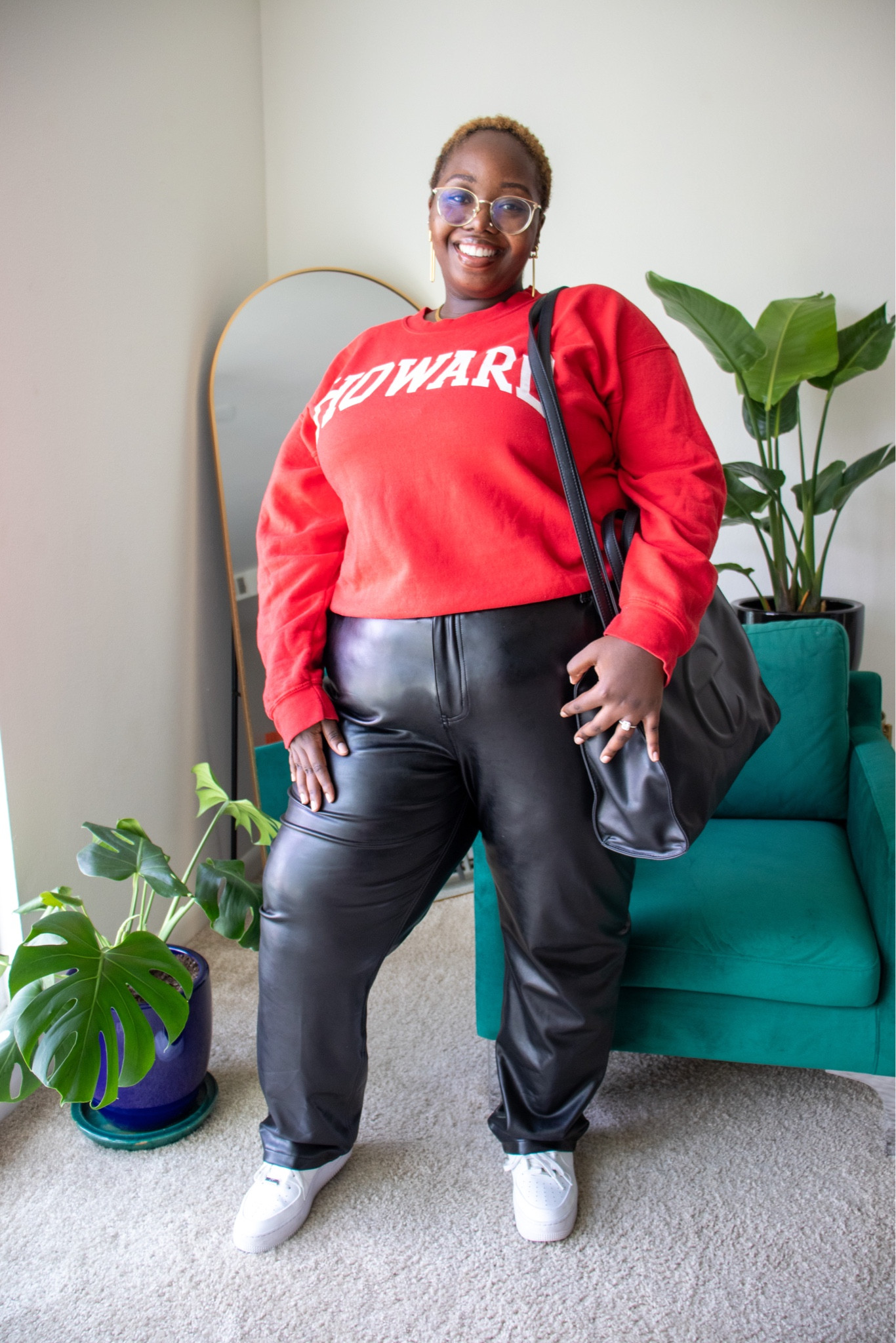 Homecoming season is here so I had to pull out my Howard University sweatshirt! This is a simple but really cute outfit perfect for the yard or tailgate! 