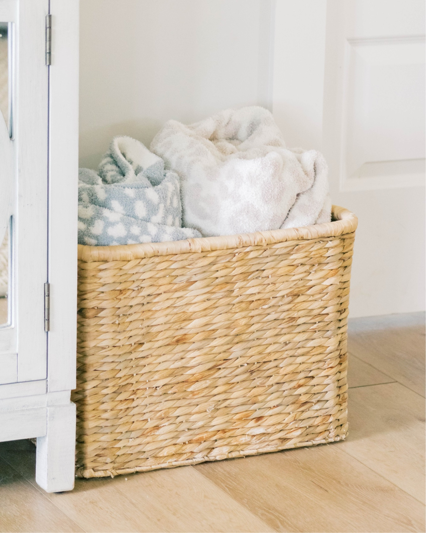 Blanket basket 


Dupes for barefoot dreams, barefoot dream blanket, living room 

#LTKStyleTip #LTKHome #LTKFindsUnder100