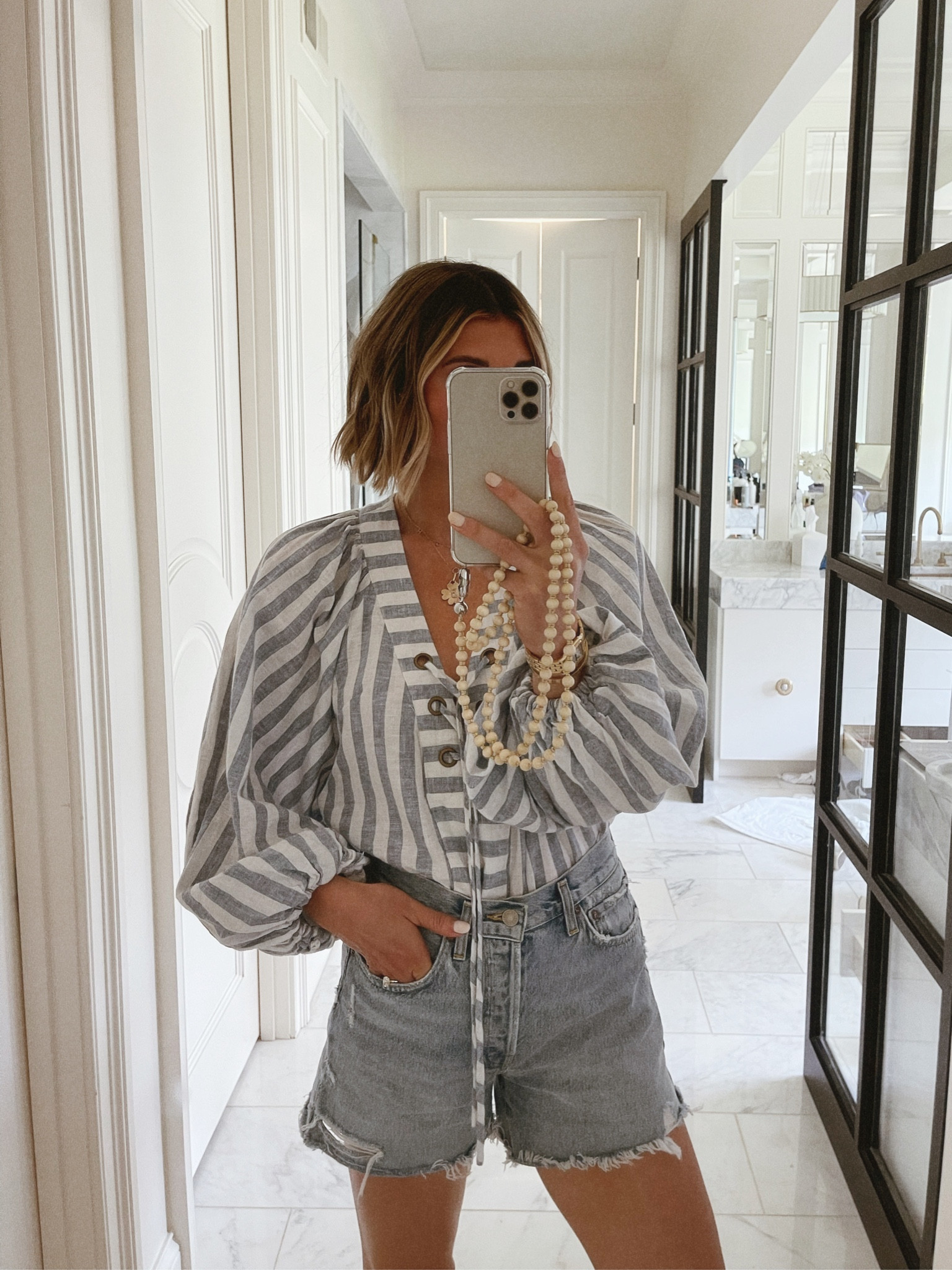 Summer outfit idea. I'm 5'7 for reference and wearing size small in my top and true size 25 in jeans 