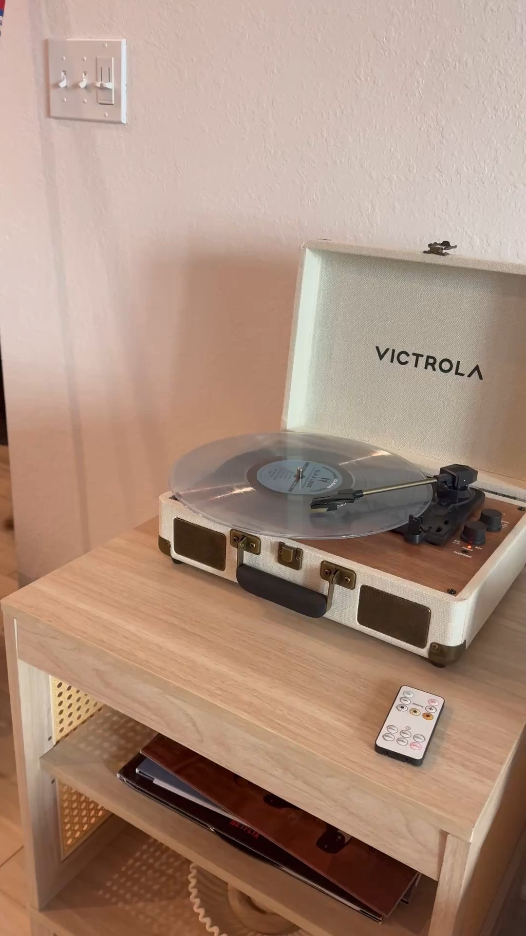 Si eres de las que le gusta las cosas viejas aquí te dejo mi tocadiscos favorito😍🤩

#LTKHome