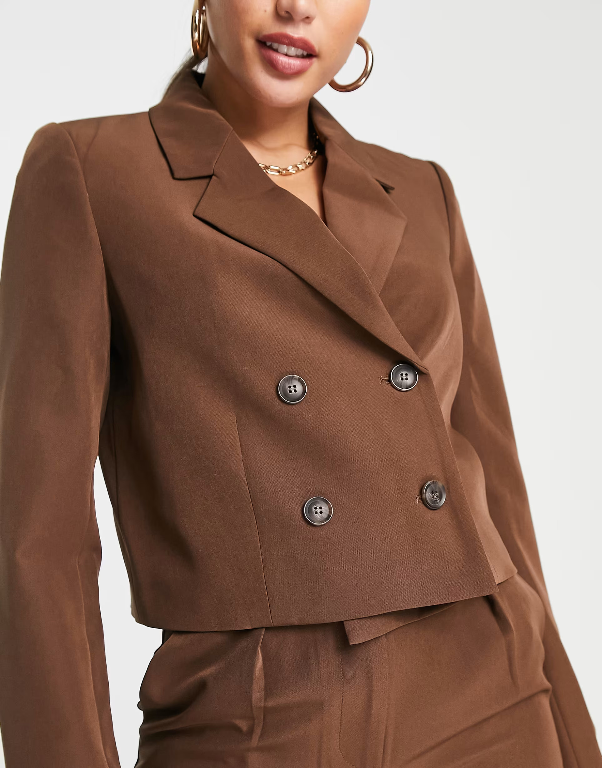 Vero Moda Tall – Aware – Eleganter, kurzer Anzug-Blazer in Braun mit Rückenausschnitt | ASOS (Global)