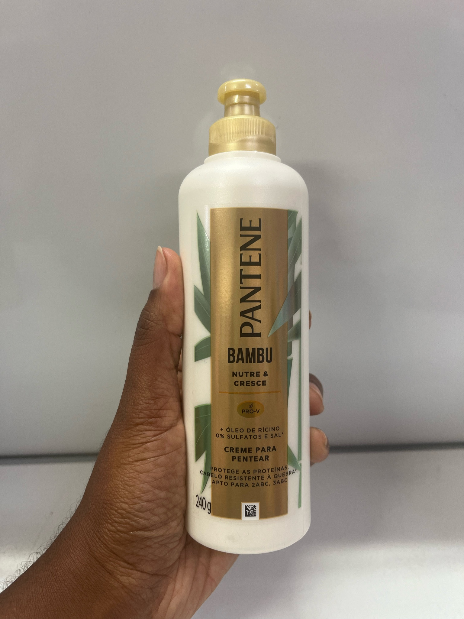 Esse creme para pentear da Pantene tem óleo de rícino e deixa o cabelo hidratado e sem frizz. 