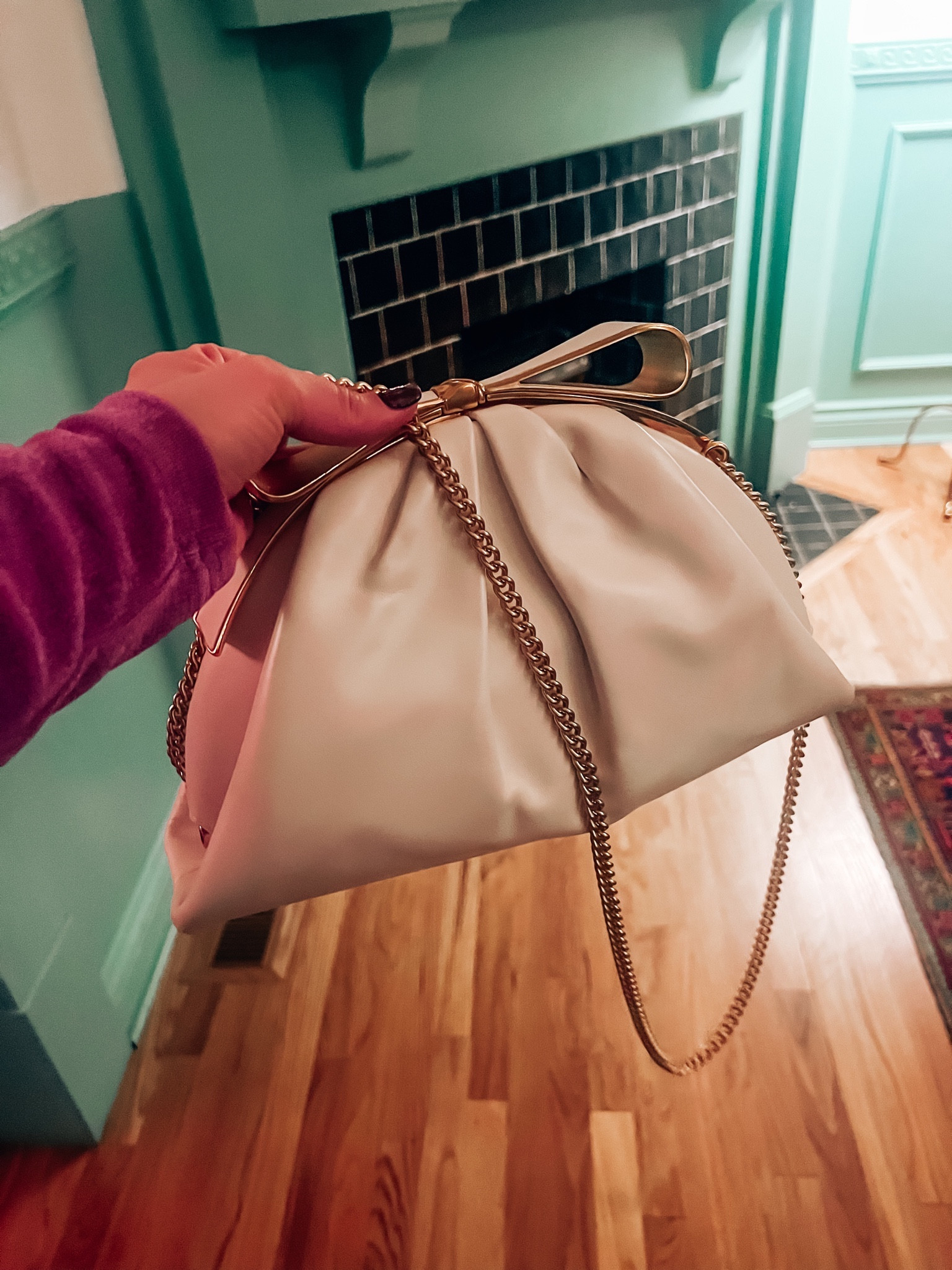 Beautiful Kate Spade clutch with crossbody chain with bow 🎀🫶🏼 a beautiful light blue lining making it extra special. 
.
.
.
.
.
#giftsforher #bow #clutch #weddingguest #holidayparties 

#LTKHoliday #LTKparties #LTKitbag