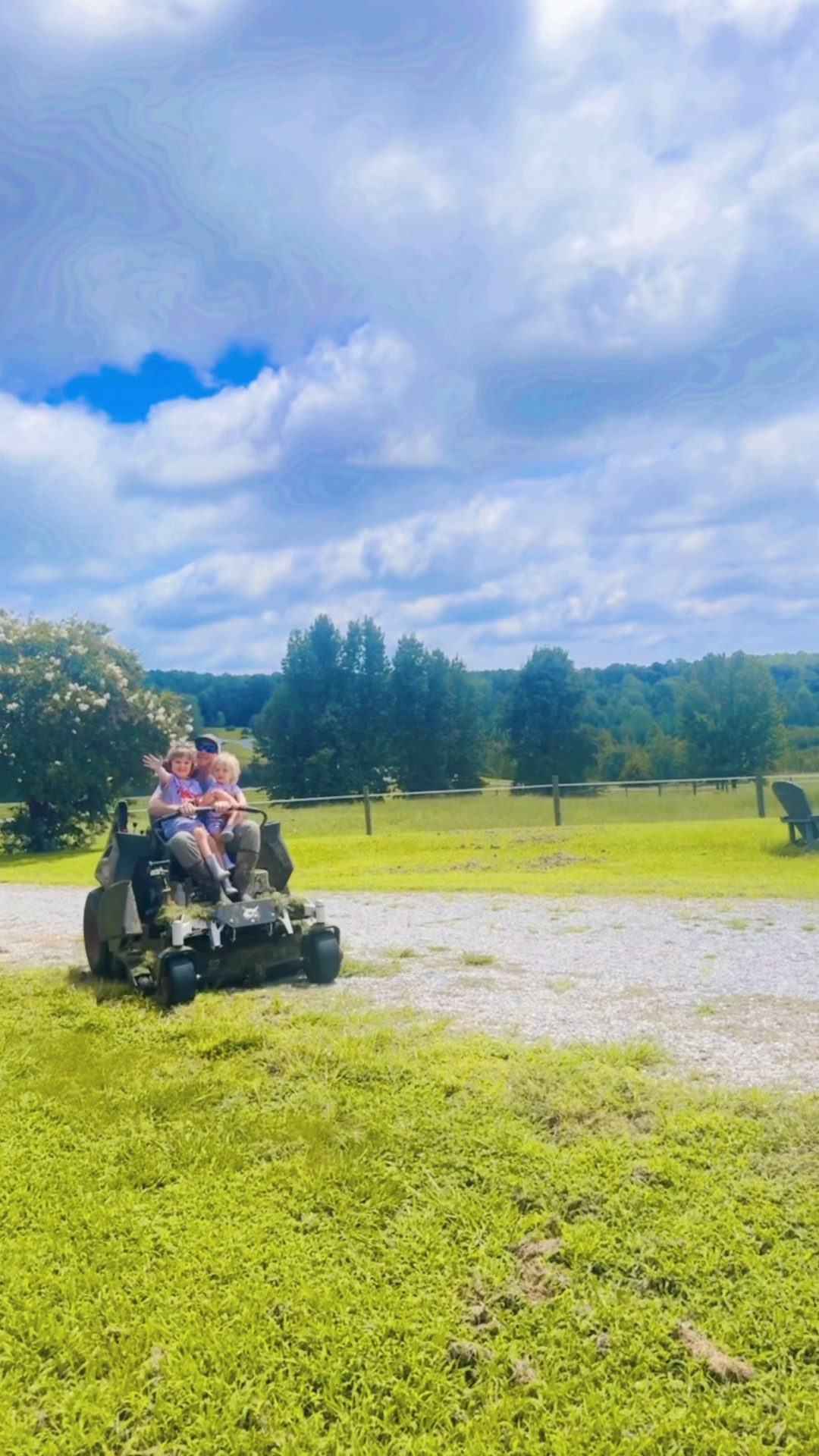 And ofcourse some lawnmower ridin’ with “Dada” and “deer deer” 🦌 spotting before we came back in for lunch!!! 🥪