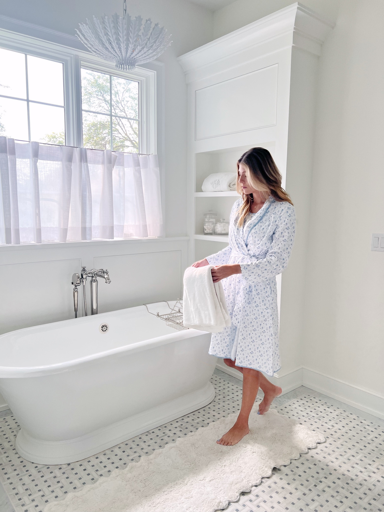 Obsessed with the new French Blue Floral print in my favorite @lakepajamas. If you’ve never tried Lake Pajamas, they are the softest, coziest pajamas and I wear them year round 💙 I am wearing their Pima shorts set, and their Pima robe. 


#LTKstyletip #LTKover40 #LTKhome