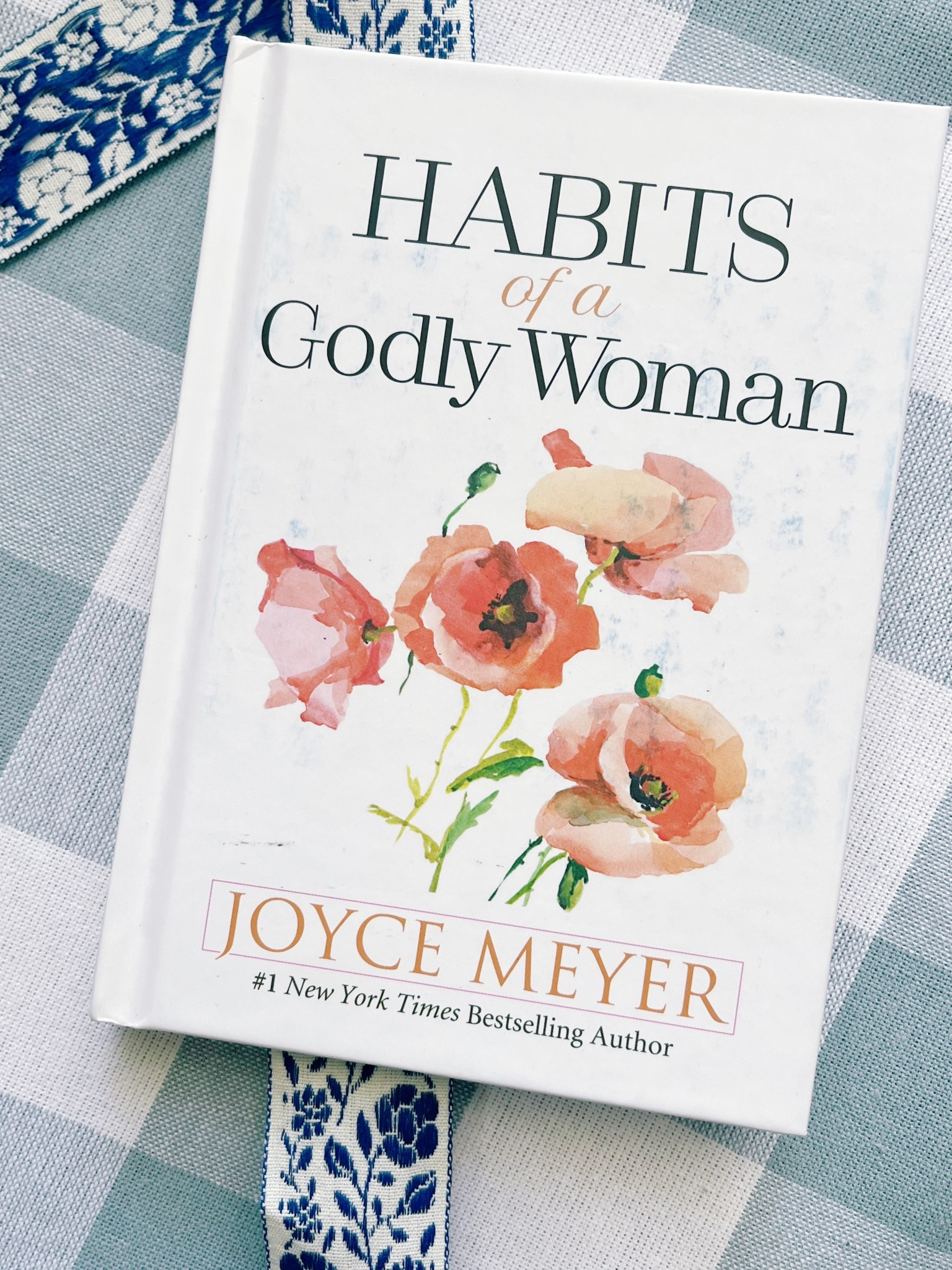 A heavenly handbook about divine femininity. 🤍 Happy Sunday.