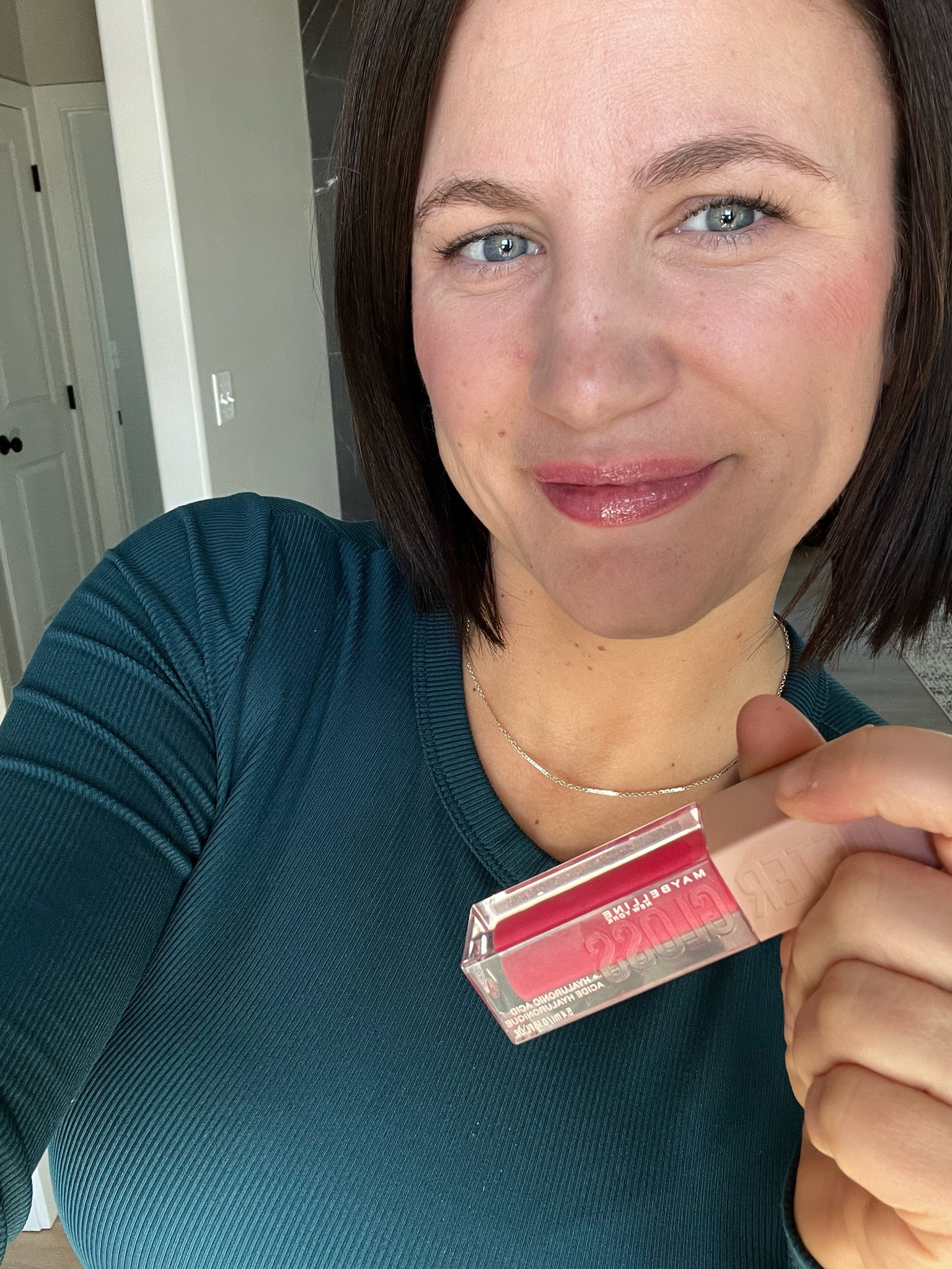 Pretty pink plumping gloss! Adds just a hint of color! Shade is bubble gum 