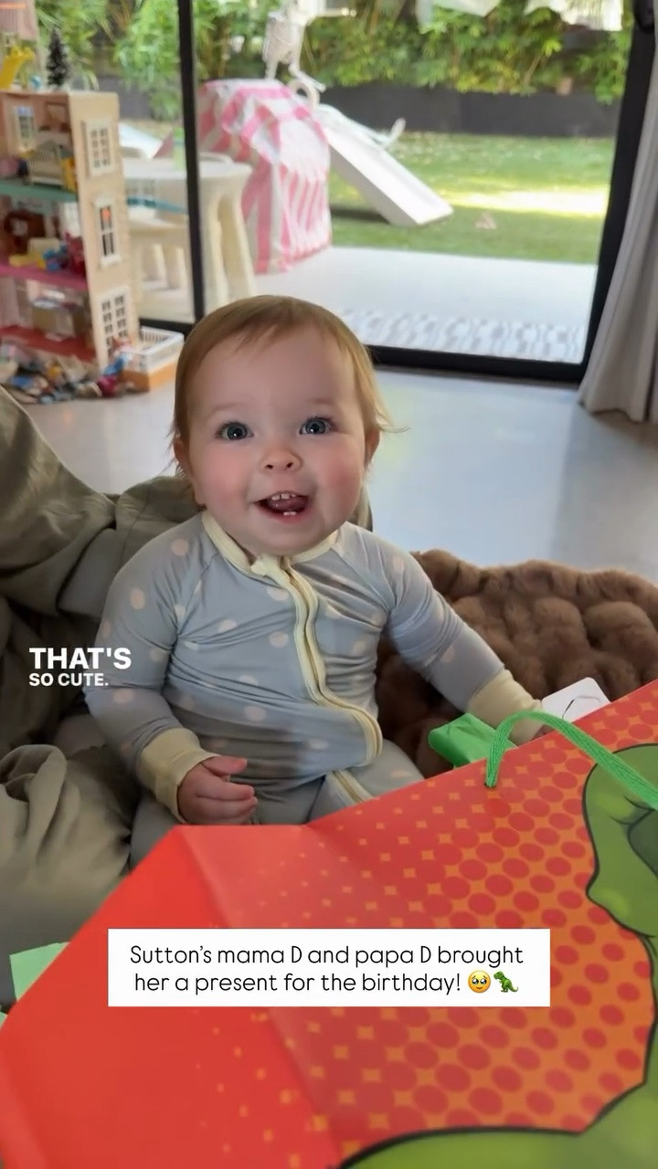 Sutton’s mama D and papa D brought her a present for the birthday! 🥹🦖
