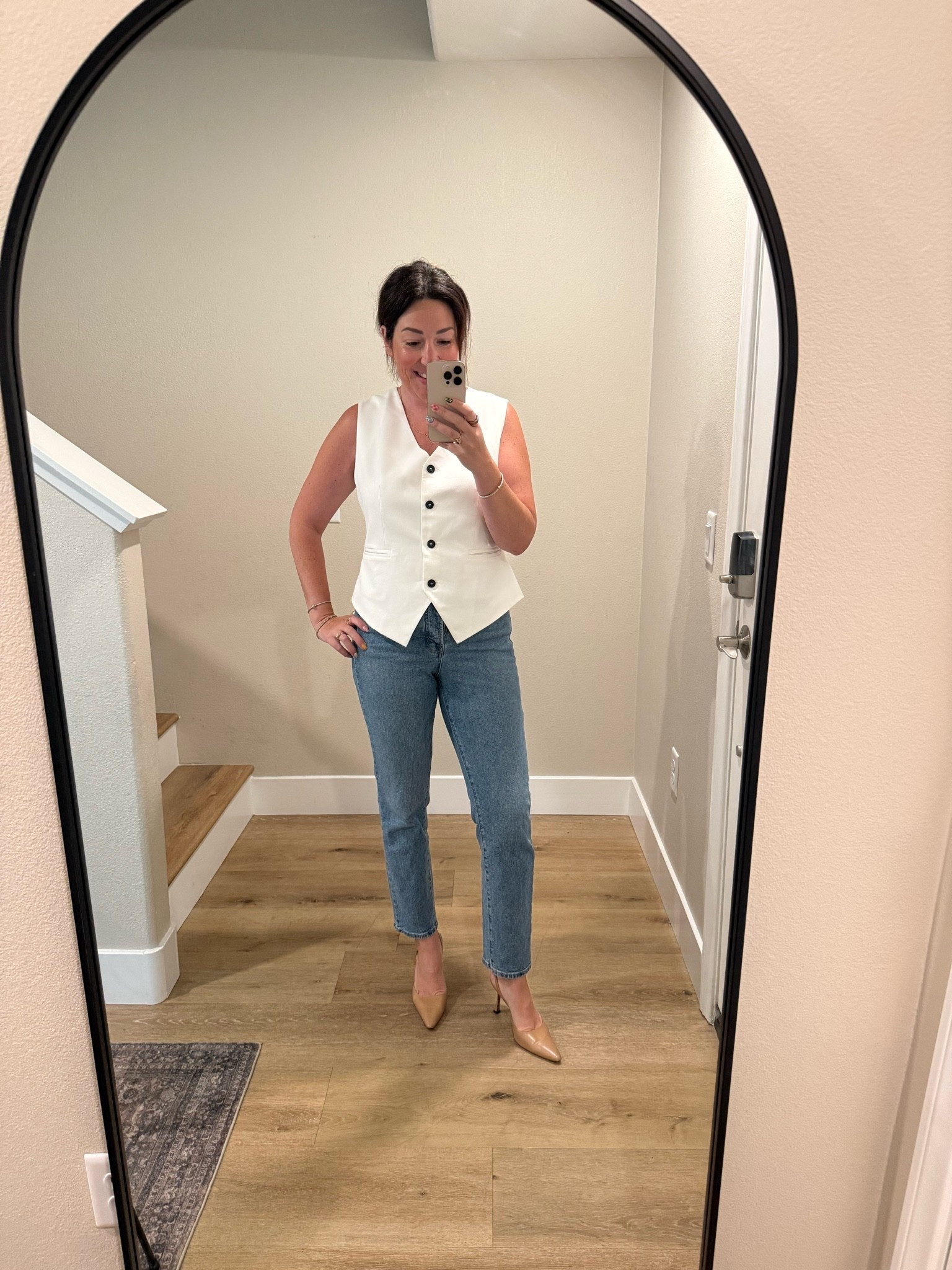 These jeans are on sale right now for under $20!

#LTKgrwm #LTKootd #LTKSaleAlert