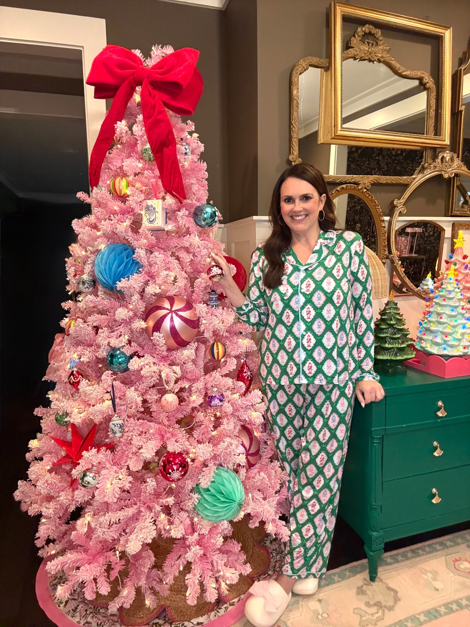 My gorgeous giant red bow tree topper is on sale for less than $7!!!



#LTKHome #LTKSaleAlert #LTKHoliday