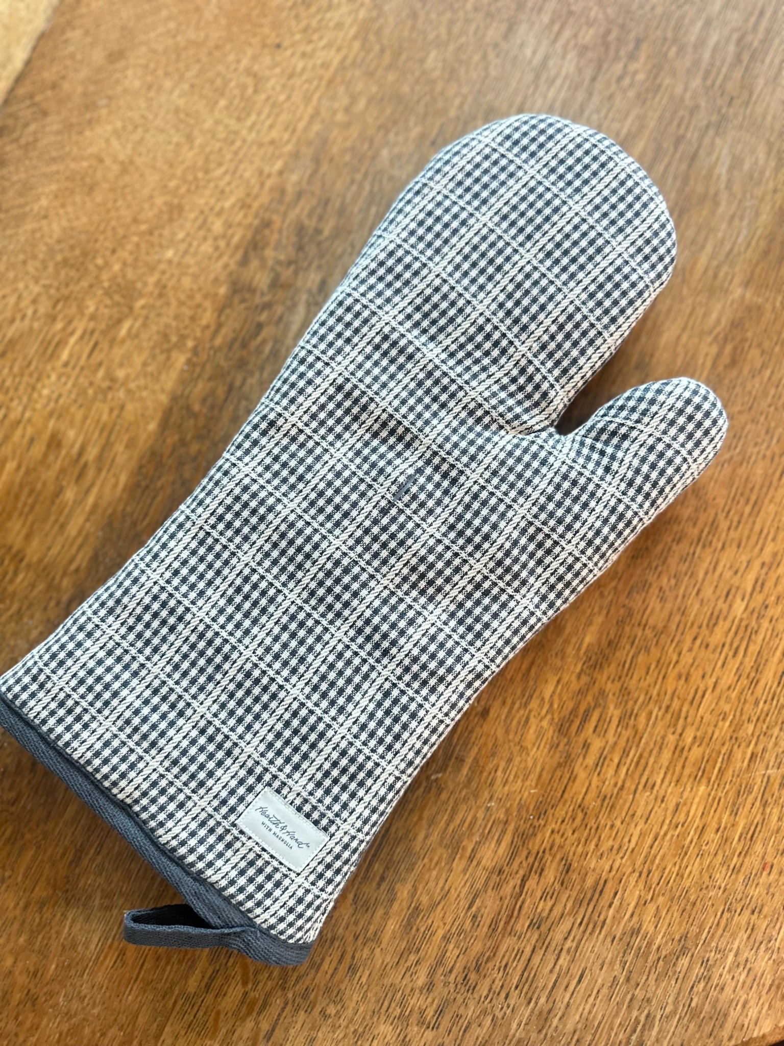 Love these cute blue plaid kitchen oven mitts.

They are so thick and nice quality.

They come in a set of 2 for $12.99, so you can keep one and gift one. 

Or they would make a great addition to a house warming or wedding shower gift. 

Target finds • Hearth & Hand 

#LTKHome #LTKfoodie #LTKWedding