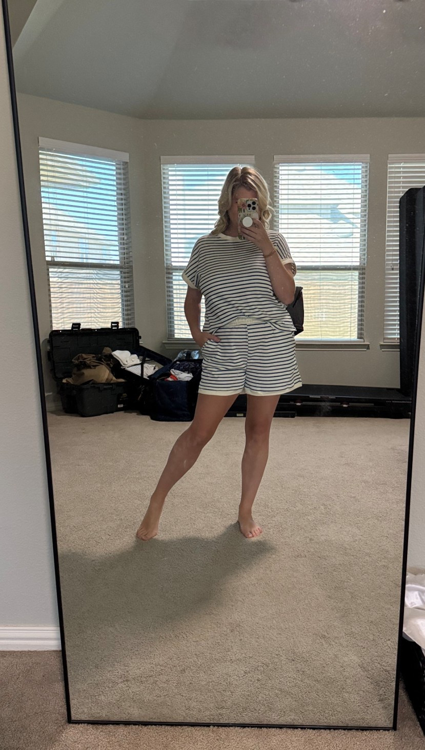 Striped Amazon set!
Sizing:
Wearing a large set  