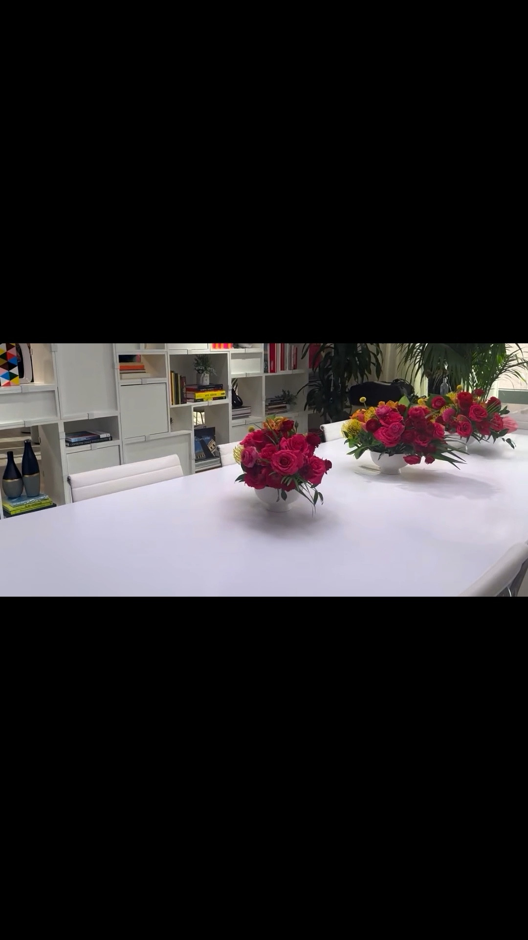 Valentine’s Day edit — roses layered on crisp white. #tablescape #roses #valentinesdayedit #homeeditorial #quietluxury #romantichosting #tablecloth 

#LTKValentine