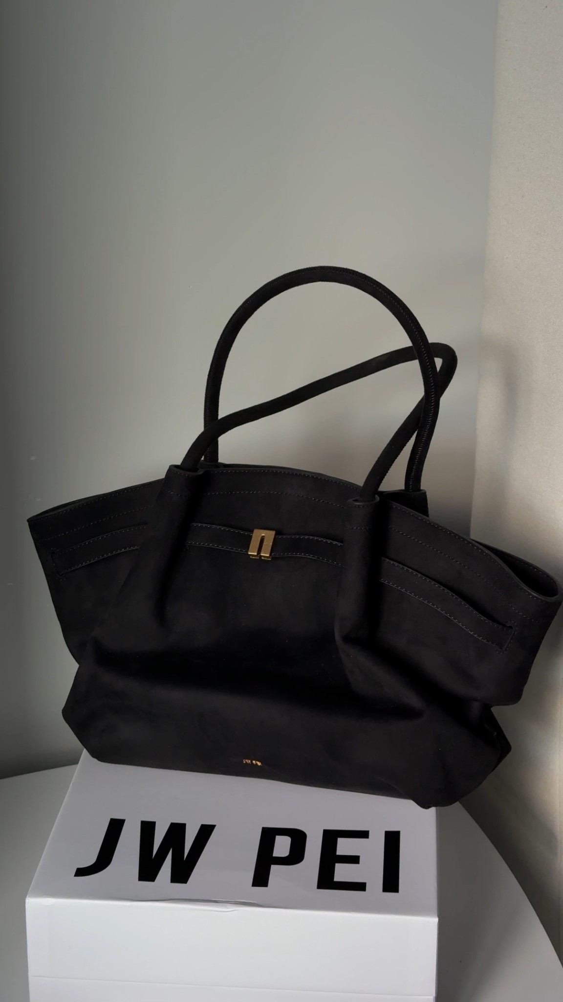 Black suede bag 🖤

#blackbag #jwpei