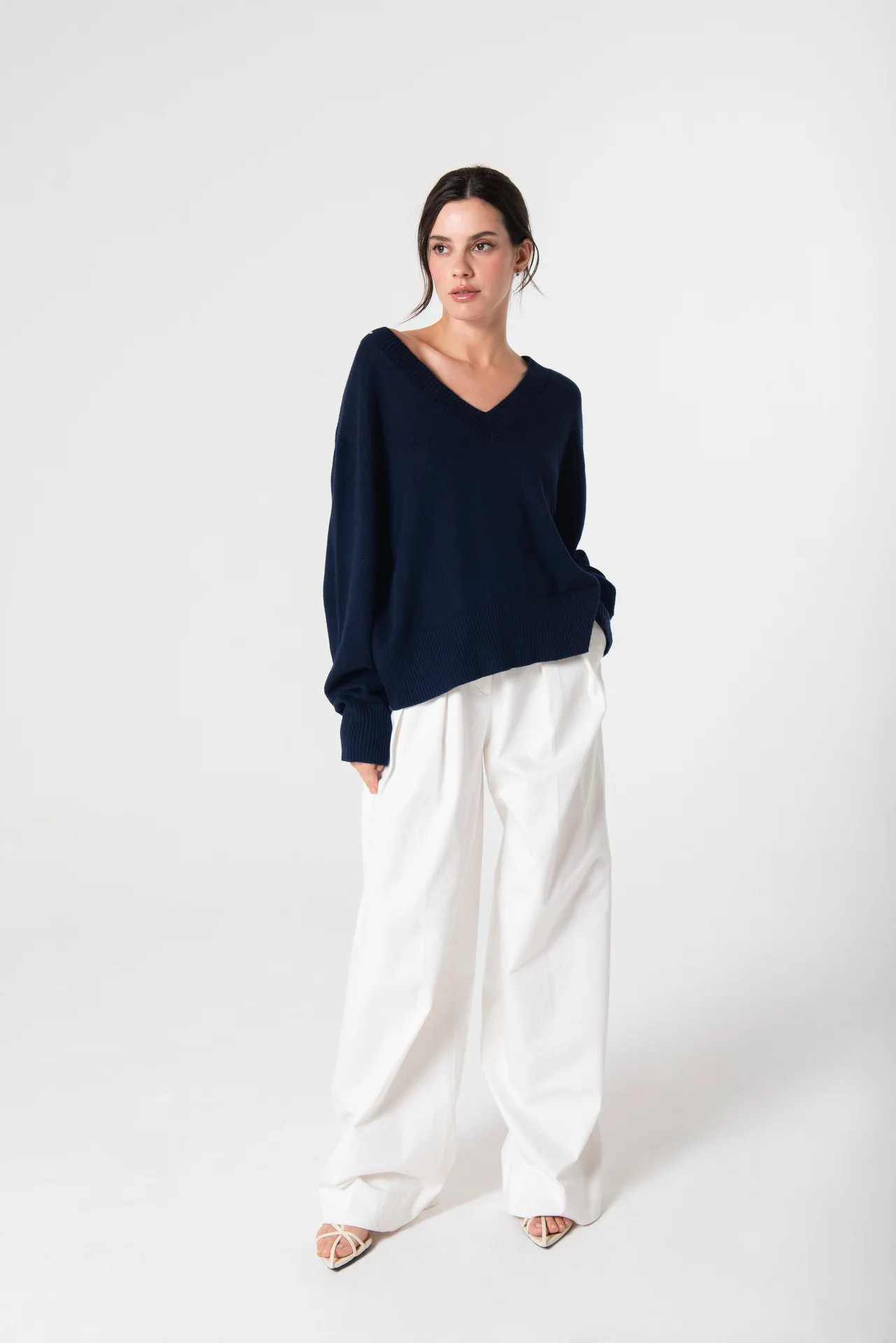 Allie V-Neck in Linen - Navy | LǍOLAO STUDIOS