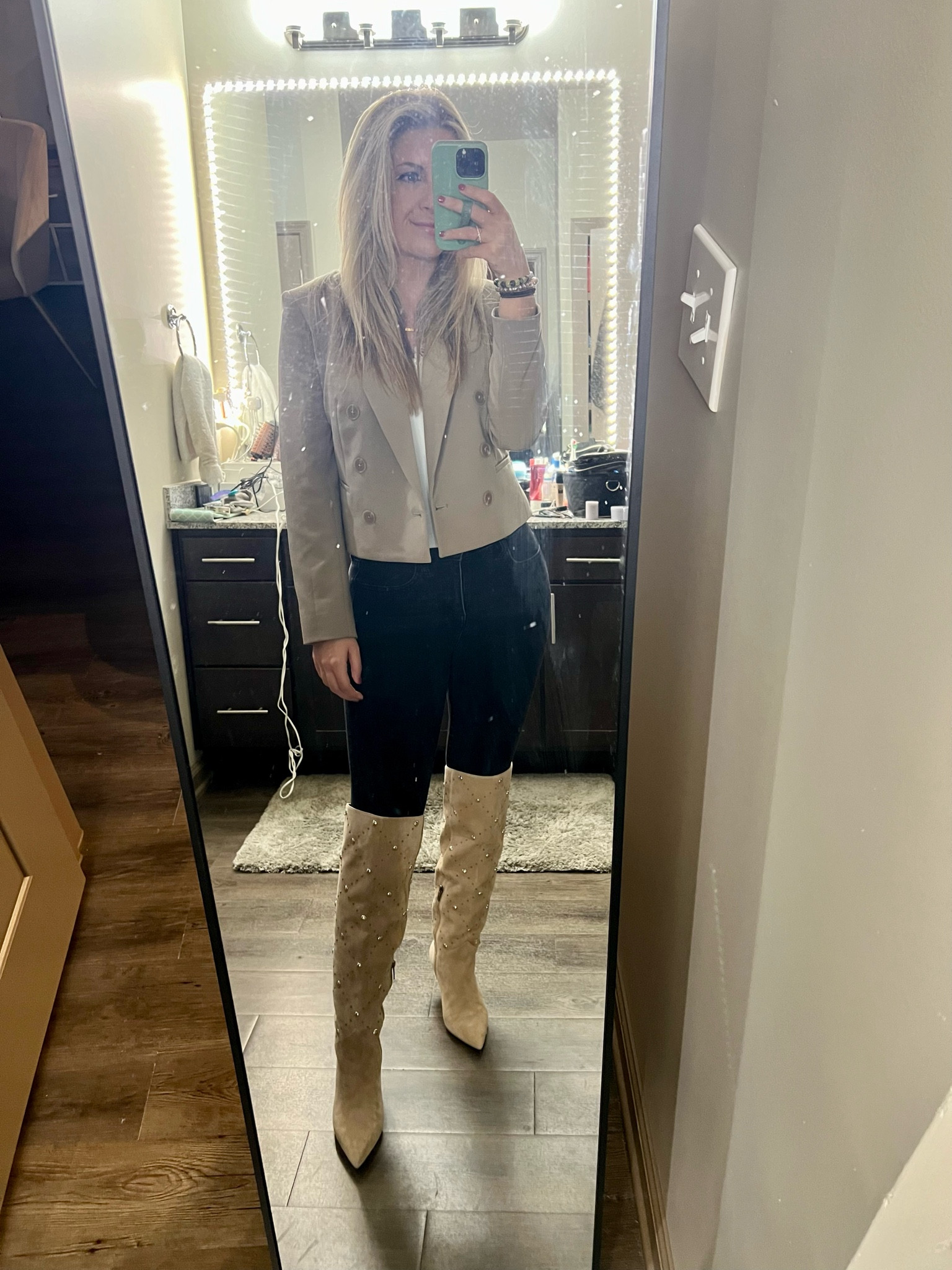 Game Day fit 🆚 Anaheim | EXPRESS blazer and cami, American Eagle jeans & Vince Camuto boots (on sale for less than $35 at Nordstrom Rack!)

#LTKfindsunder50 #LTKshoecrush #LTKworkwear
