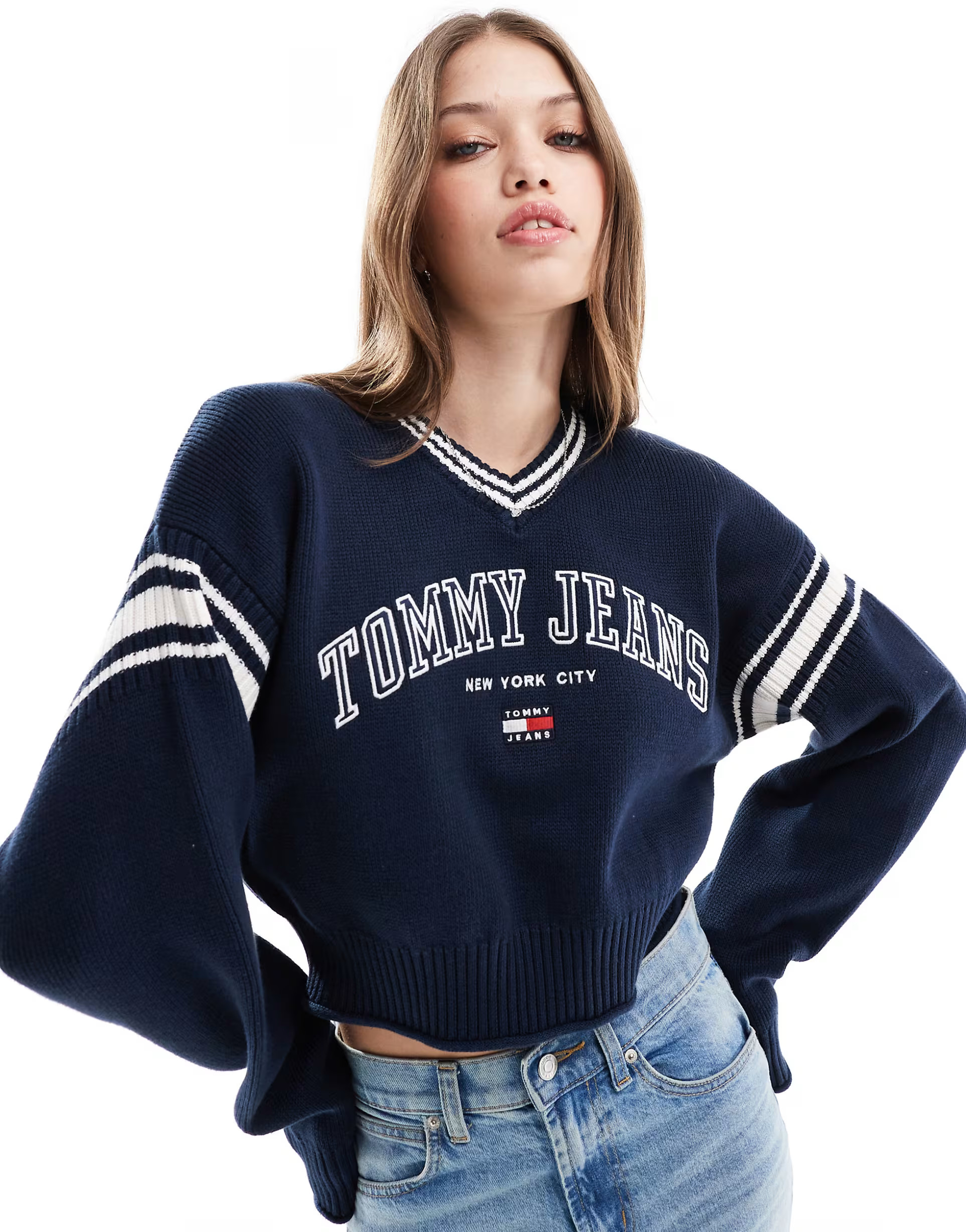 Tommy Jeans – Kurzer College-Pullover in Marineblau mit V-Ausschnitt | ASOS (Global)