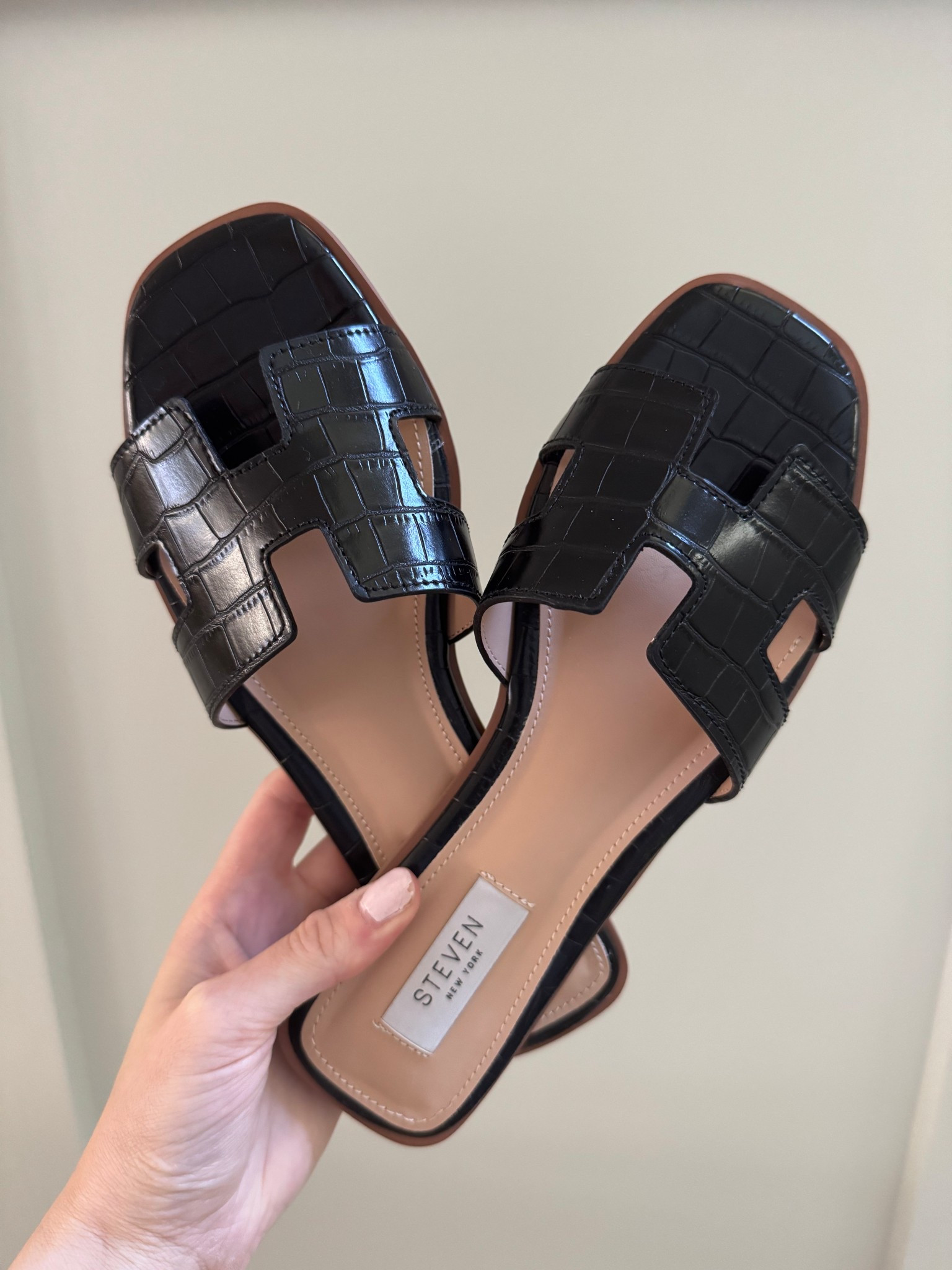 Hermes dupe for less
#stevemadden #amazon #target #nordstromrack

#LTKFindsUnder50 #LTKSaleAlert #LTKShoeCrush