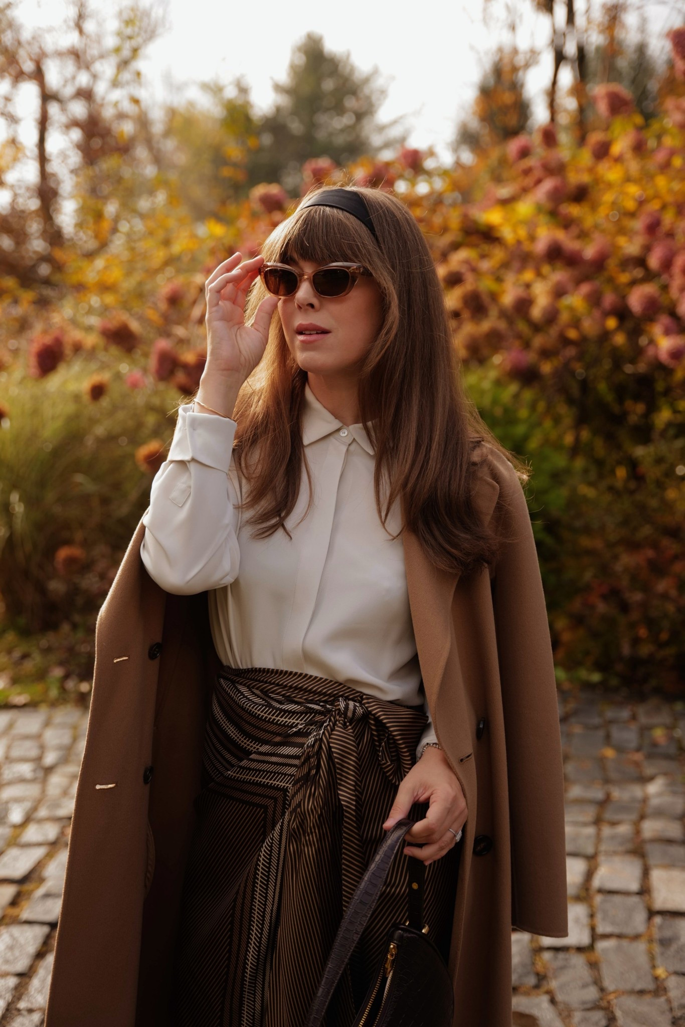 An invitation to the coveted @maxmara Glass House lunch arrived, so I slipped into my finest wool trench and made my way. The iconic property sprinkled with models draped in the most splendid fall collection, sartorial romance in every silhouette, and of course, the iconic teddy coat with matching gloves. A seated brunch followed, elegant by choice, powerful by nature, surrounded by oxblood peonies, roses and lilies. The afternoon closed with Gallim Dance, coats flowing like autumn leaves in motion. The most perfect Autumnal day 🍂 


