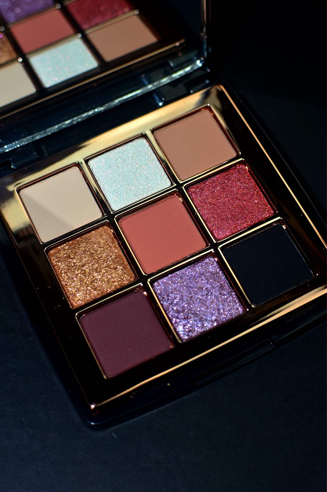 Enquanto a minha paleta da coleção de Disney 100 da linha Bruna Tavares não chega, que tal uma sequência de uma produção que fiz com a paleta “All Eyes On Minnie” da linha Minnie Mouse? 💜✨
.
Preciso falar: Essa é de longe a paleta mais incrível que a marca produziu até hoje, as sombras esfumam de forma quase que magnífica, numa verdadeira sincronia e riqueza, além claro, da facilidade no processo de construção de suas camadas, as sombras mattes esfumam até com os dedos, e as sombras brilhantes, apesar de terem um brilho flocado mais grosso, não ficam grosseiras no acabamento quando aplicadas na pele. Essa paleta é 10 de 10 e eu estou bem ansiosa pra combina-la com a nova paleta, e trazer mais produções, pois elas se complementam muito em tonalidades 🥰
.
E a pergunta que não quer calar: Querem o tutorial deste olho por aqui? 🤔
.
Ps. Usei a sombra iridescente da paleta Minnie Mouse também como iluminador, nesta produção 💜✨
.
.
#minniemouse #disneybrunatavares #linhaminniemouse #brunatavaresmakeup #linhabrunatavares 