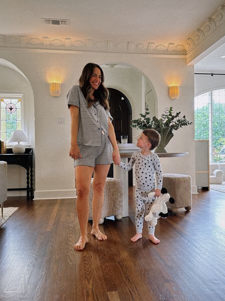 MOM & SON FIT CHECK in our cozy
@hannaandersson HannaSoft PJs. I love that they have coordinating family options without all being the exact same print! Not only are these SO silky soft & comfortable, they are hypoallergenic & eczema friendly. Highly recommend for you & the whole fam!