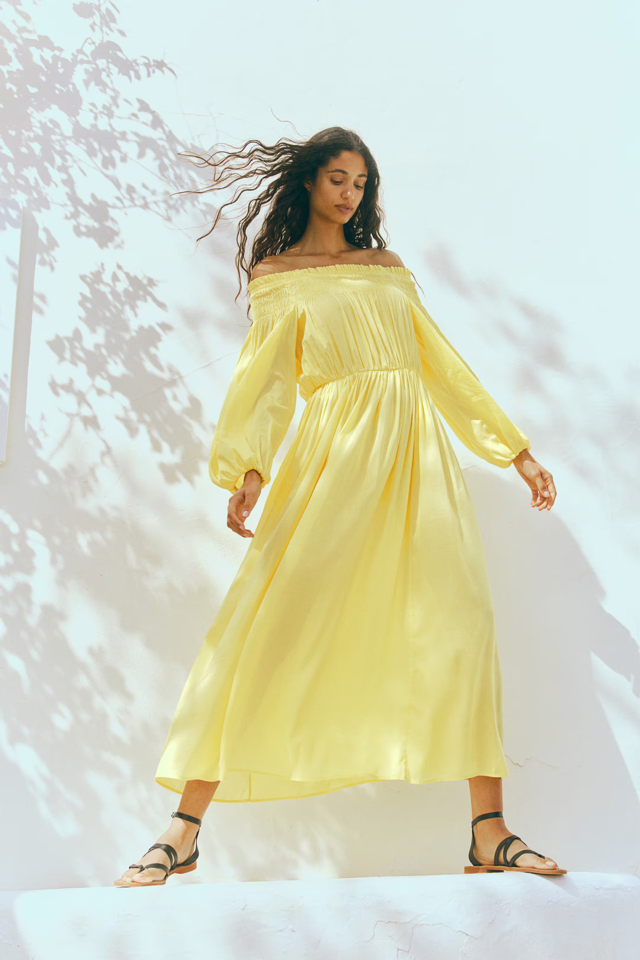 Off-the-shoulderjurk met smokwerk | H&M (DE, AT, CH, NL, FI)