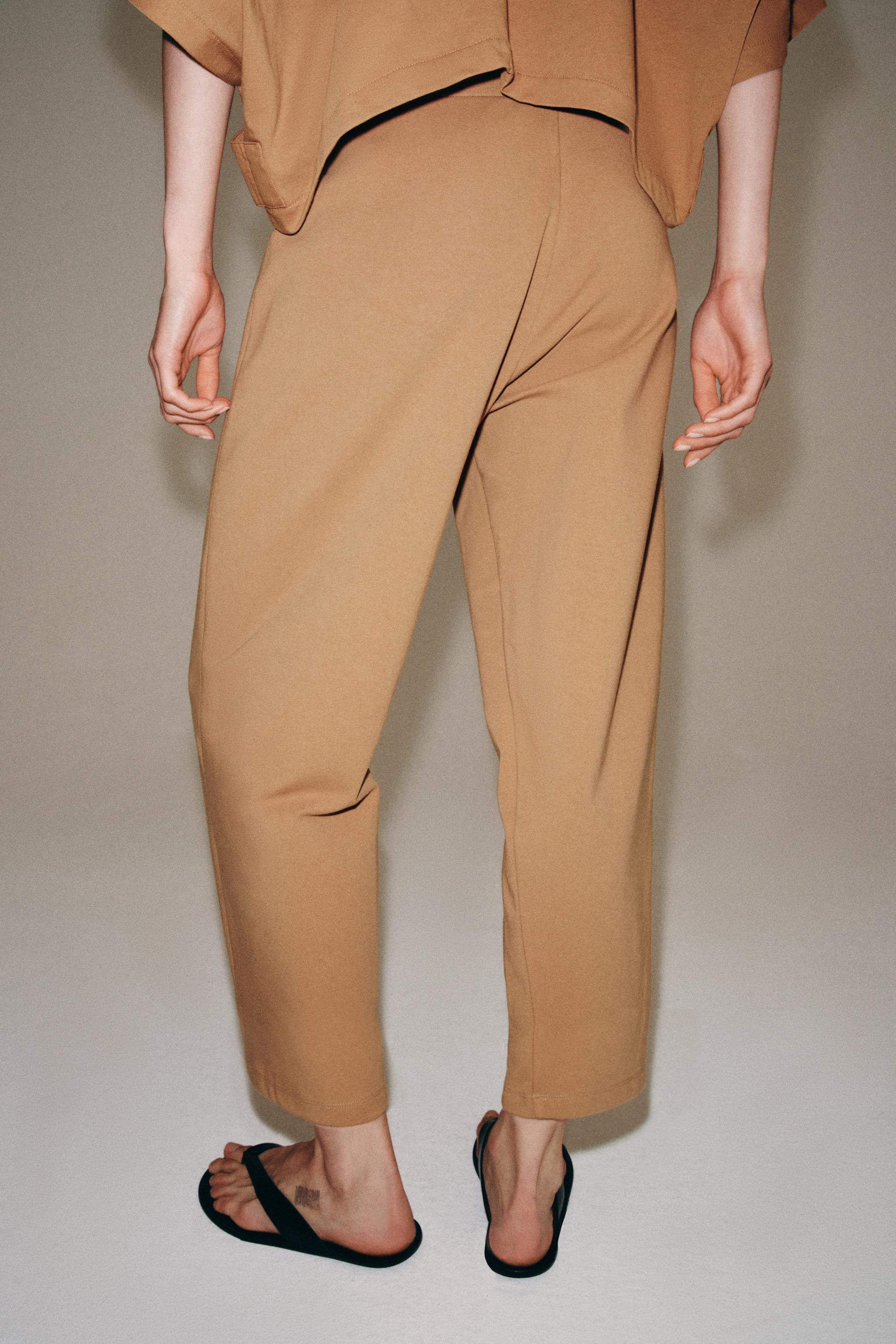 Pants crafted from stretchy and flexible knit fabric with a compact, plush, and opaque weave. Mid... | Zara US
