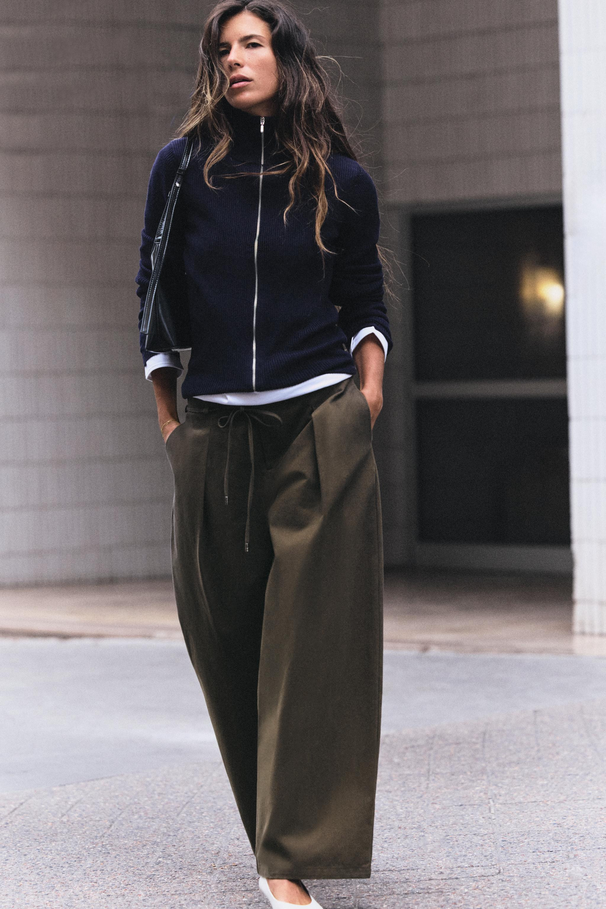 Gr\u00f6\u00dfe des Models: 173 cmHose mit mittelhohem Bund und vorderen Abn\u00e4hern. Vordertas... | Zara DE