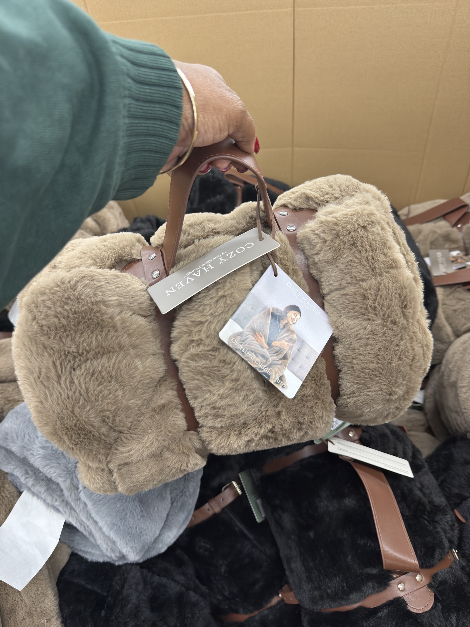 $12 lux blanket!!! 

#LTKHoliday #LTKCyberWeek #LTKGiftGuide