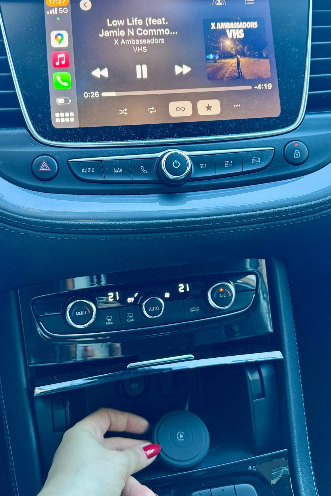 Adaptador Carplay para el coche. Así no tenemos que tener el móvil siempre enchufado por USB y no se vicia la batería 🤩

#LTKeurope #LTKstyletip #LTKtravel