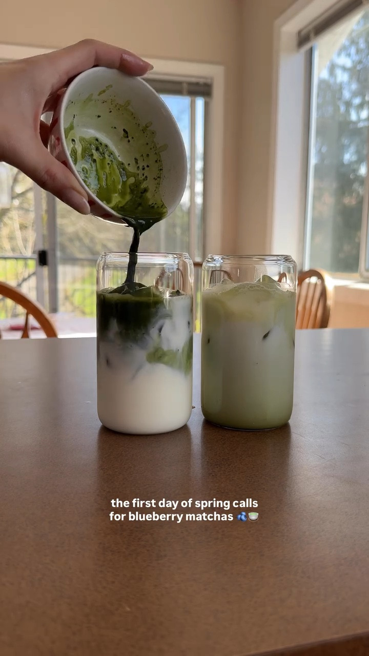 happy first day of spring 🌷🫐🍵 one iced blueberry matcha & one plain matcha coming right up for my mummy & me 🤗 

#athomecoffeeshop #matcha #icedmatcha #firstdayofspring #springmatcha