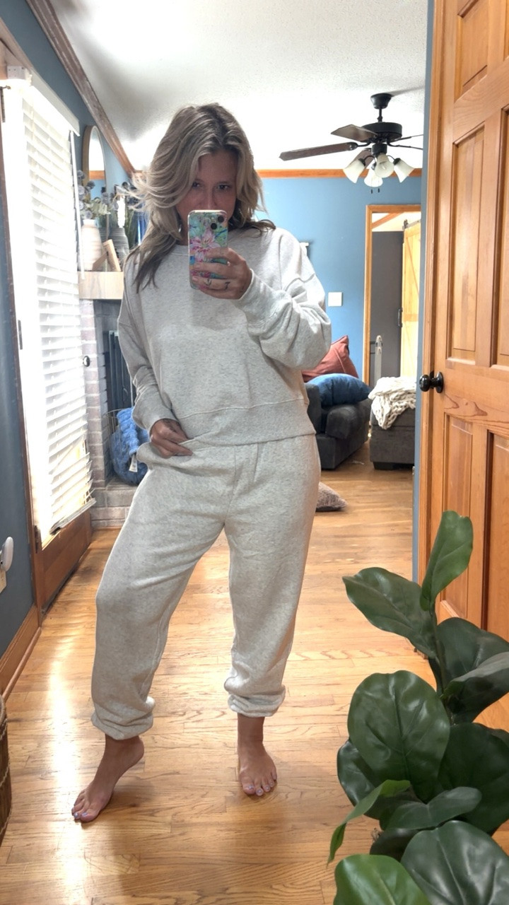 @Walmart did it again
I’m 5’3 and 155 lbs
Both in a size medium

#LTKootd #LTKSaleAlert #LTKMidsize
